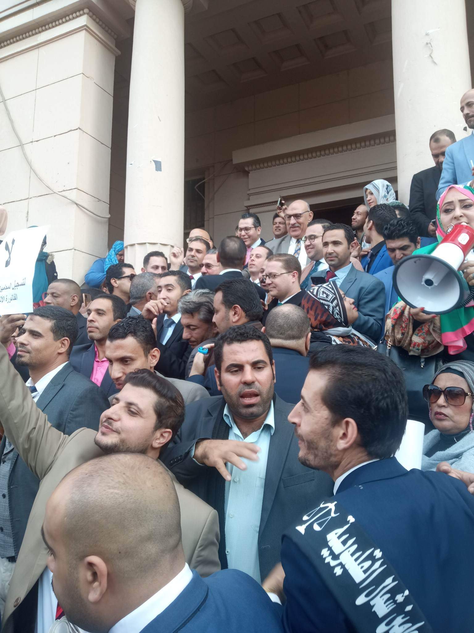 تواصل نقابة محامين شمال القليوبية، مشاركاتها مع القاهرة والمحافظات الاخرى، في وقفات الاحتجاج على إلزامهم بالتسجيل في الفاتورة الإلكترونية، مؤكدة في بيان لها أنها تستشعر الخطر فيما يجرى من محاولة فرض الفاتورة الإلكترونية على المحامين. وأكدت النقابة على رفضها التام لتسجيل المحامين في منظومة الفاتورة الإلكترونية لأن المحاماة مهنة لا تتعلق بتداول السلع أو الاتجار فيها وأن أعمالها هي أعمال قانونية وذهنية. وأصدرت نقابة المحامين بشمال القليوبية بيان لها، عن الاعتراض على منظومة الفاتورة الالكترونية، مؤكدين المشاركة في الوقفة. وجاء في البيان: "نقابة محامين شمال القليوبية:- أولاً - المشاركة في الوقفة السلمية المحددة لها النقابة العامة للقاهرة تضامنا مع باقي النقابات الفرعية وتوفير وسيلة الانتقال الي النقابة العامة من النقابات الفرعية. ثانياً - تقرر وقف التعامل مع جميع خزن محاكم شمال القليوبية يومي 7 و 8/ 2022/12. ثالثاً - الدعوة الي اجتماع جمعية عمومية طارئ السبت المقبل الموافق 10/12/2022, وذلك لمناقشة أخر المستجدات وفقاً لأخر الأوضاع. رابعاً - من يخالف قرار المجلس يحال للتأديب. خامساً - تم إحالة جميع من يخالف القرار الي النقابة العامة. كانت ودعت مصلحة الضرائب مؤخرًا جميع الممولين ومنهم أصحاب المهن الحرة ممن لديهم تعاملات مع المستهلكين النهائيين إلى التسجيل بمنظومة الفاتورة الإلكترونية في موعد أقصاه 15 ديسمبر الجاري. وقال مجدي المهدي نقيب المحامين بشمال القليوبية، المحامون لا يحملون الدولة أية أعباء مالية بل أن المحامين لا تحصل على أي حق من الحقوق كأي مواطن اخر، مؤكدا أنهم لا يحصلون على معاشات من الدولة بل أن دخلهم من عملهم القانوني المباشر فقط. واضاف "المهدي" لن تتردد النقابة في اتخاذ أية إجراءات تكفل منع تطبيق الفاتورة الإلكترونية على المحامين والدفاع عن حقوق أعضاء النقابة. وأكد أحمد رمضان محام وعضو اللجنة النقابية بشمال القليوبية، أن النقابة لا تزال في حالة انعقاد دائم لحين انتهاء الأزمة بالعدول عن قرار تسجيل المحامين بمنظومة الفاتورة الإلكترونية"، مضيفا ان هناك تصعيد في حالة استمرار فشل مفاوضات لجنة المشكلة بين وزارة المالية والنقابة العامة لحل الأزمة. وطالب أحمد رمضان علي بضرورة الغاء قرار تسجيل المحامين بمنظومة الفاتورة الإلكترونية لكون المحاماه رسالة وليست مهنة تجارية. كانت قررت الجمعية العمومية لمحامي مصر اليوم الخامس من ديسمبر ٢٠٢٢م الآتي : ١- الإمتناع التام عن التعامل مع الخزينة بالمحكمة وسداد أية رسوم على مستوى كل محاكم مصر بكل الجزئيات، ويستثنى من ذلك الدعاوى والإجراءات المرتبطة بمواعيد، وكلفت مجالس النقابات الفرعية بتنفيذ ذلك. ٢- حددت موعد الخميس الموافق ٨ ديسمبر ٢٠٢٢م الساعة ١٢ ظهرًا بالنقابة العامة للمحامين لعرض قرار الإضراب عن العمل. ٣- أكدت الجمعية العمومية للمحامين مصر على النقيب العام ومجلسه بضرورة الالتزام بتنفيذ قرارات الجمعية العمومية. ٤- نبهت الجمعية العمومية للمحامين مصلحة الضرائب المصريه بسرعة العدول عن القرار الباطل بإلزام السادة المحامين بالإشتراك بمنظومة الفاتورة الإلكترونية والإيصال الإلكتروني. ٥- نبهت الجمعية العمومية للمحامين على المستشار وزير العدل بأنه لا رسوم إلا بقانون، وأنه عليه وقف قرارات رؤساء بعض المحاكم بفرض رسوم جديدة بناء على تعليمات وبالمخالفة لقانون الرسوم القضائية. ٦- طالبت الجمعية العمومية للمحامين من البرلمان المصري التصدي للمحاولات الباطلة بإخضاع السادة المحامين لمنظومة الفاتورة الإلكترونية والإيصال الإلكتروني. وتوجه شكر للسادة النواب الذين تقدموا بطالبات إحاطة للبرلمان . ٧- طالبت الجمعية العمومية للمحامين من المحكمة الدستورية العليا الفصل في الطعن الدستوري بشأن قانون القيمه المضافة وبطلان إلزام المحامي بضريبة الجدول. وأكدت على الموعد الخميس ٨ ديسمبر ٢٠٢٢م
