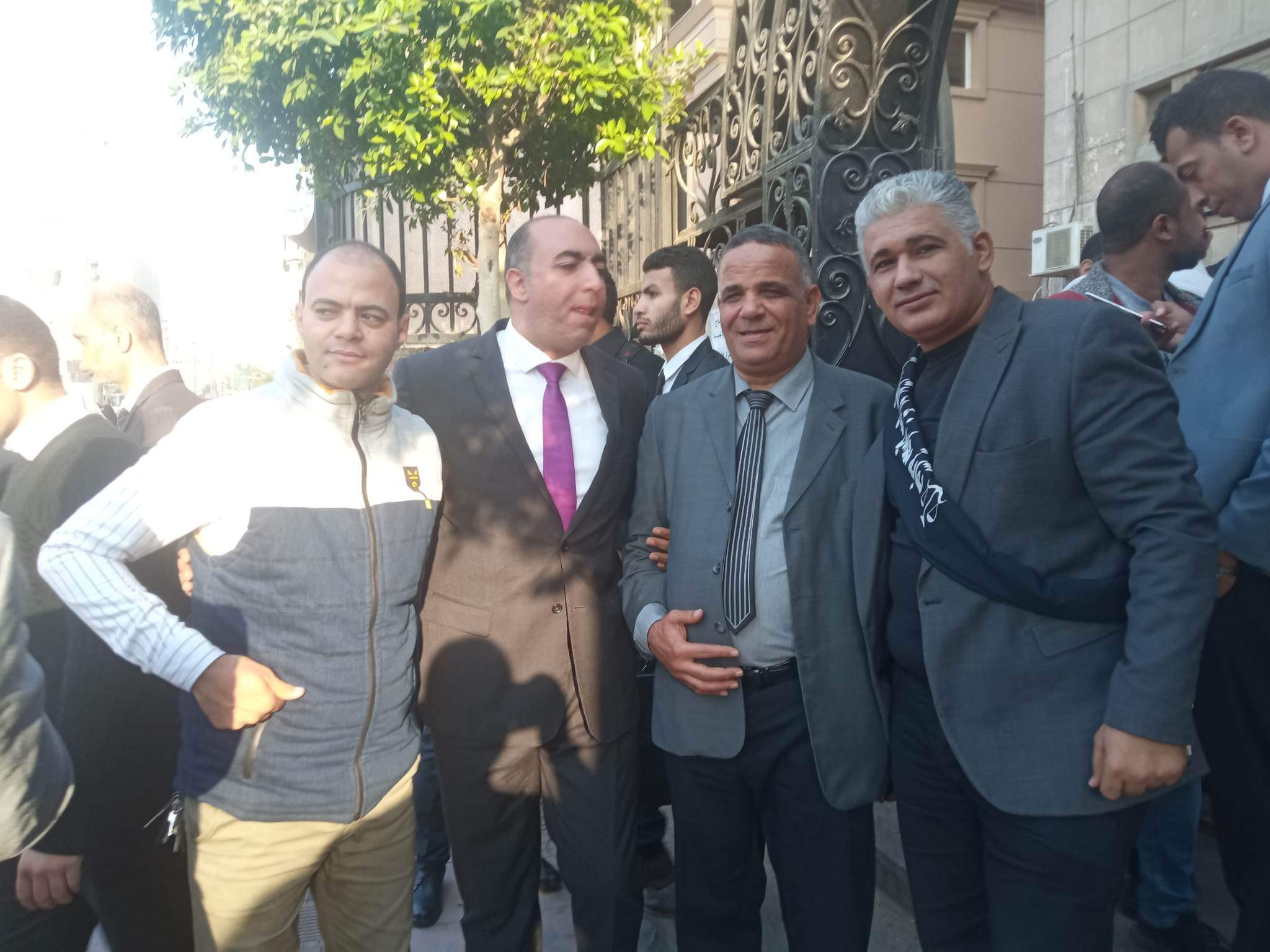 تواصل نقابة محامين شمال القليوبية، مشاركاتها مع القاهرة والمحافظات الاخرى، في وقفات الاحتجاج على إلزامهم بالتسجيل في الفاتورة الإلكترونية، مؤكدة في بيان لها أنها تستشعر الخطر فيما يجرى من محاولة فرض الفاتورة الإلكترونية على المحامين. وأكدت النقابة على رفضها التام لتسجيل المحامين في منظومة الفاتورة الإلكترونية لأن المحاماة مهنة لا تتعلق بتداول السلع أو الاتجار فيها وأن أعمالها هي أعمال قانونية وذهنية. وأصدرت نقابة المحامين بشمال القليوبية بيان لها، عن الاعتراض على منظومة الفاتورة الالكترونية، مؤكدين المشاركة في الوقفة. وجاء في البيان: "نقابة محامين شمال القليوبية:- أولاً - المشاركة في الوقفة السلمية المحددة لها النقابة العامة للقاهرة تضامنا مع باقي النقابات الفرعية وتوفير وسيلة الانتقال الي النقابة العامة من النقابات الفرعية. ثانياً - تقرر وقف التعامل مع جميع خزن محاكم شمال القليوبية يومي 7 و 8/ 2022/12. ثالثاً - الدعوة الي اجتماع جمعية عمومية طارئ السبت المقبل الموافق 10/12/2022, وذلك لمناقشة أخر المستجدات وفقاً لأخر الأوضاع. رابعاً - من يخالف قرار المجلس يحال للتأديب. خامساً - تم إحالة جميع من يخالف القرار الي النقابة العامة. كانت ودعت مصلحة الضرائب مؤخرًا جميع الممولين ومنهم أصحاب المهن الحرة ممن لديهم تعاملات مع المستهلكين النهائيين إلى التسجيل بمنظومة الفاتورة الإلكترونية في موعد أقصاه 15 ديسمبر الجاري. وقال مجدي المهدي نقيب المحامين بشمال القليوبية، المحامون لا يحملون الدولة أية أعباء مالية بل أن المحامين لا تحصل على أي حق من الحقوق كأي مواطن اخر، مؤكدا أنهم لا يحصلون على معاشات من الدولة بل أن دخلهم من عملهم القانوني المباشر فقط. واضاف "المهدي" لن تتردد النقابة في اتخاذ أية إجراءات تكفل منع تطبيق الفاتورة الإلكترونية على المحامين والدفاع عن حقوق أعضاء النقابة. وأكد أحمد رمضان محام وعضو اللجنة النقابية بشمال القليوبية، أن النقابة لا تزال في حالة انعقاد دائم لحين انتهاء الأزمة بالعدول عن قرار تسجيل المحامين بمنظومة الفاتورة الإلكترونية"، مضيفا ان هناك تصعيد في حالة استمرار فشل مفاوضات لجنة المشكلة بين وزارة المالية والنقابة العامة لحل الأزمة. وطالب أحمد رمضان علي بضرورة الغاء قرار تسجيل المحامين بمنظومة الفاتورة الإلكترونية لكون المحاماه رسالة وليست مهنة تجارية. كانت قررت الجمعية العمومية لمحامي مصر اليوم الخامس من ديسمبر ٢٠٢٢م الآتي : ١- الإمتناع التام عن التعامل مع الخزينة بالمحكمة وسداد أية رسوم على مستوى كل محاكم مصر بكل الجزئيات، ويستثنى من ذلك الدعاوى والإجراءات المرتبطة بمواعيد، وكلفت مجالس النقابات الفرعية بتنفيذ ذلك. ٢- حددت موعد الخميس الموافق ٨ ديسمبر ٢٠٢٢م الساعة ١٢ ظهرًا بالنقابة العامة للمحامين لعرض قرار الإضراب عن العمل. ٣- أكدت الجمعية العمومية للمحامين مصر على النقيب العام ومجلسه بضرورة الالتزام بتنفيذ قرارات الجمعية العمومية. ٤- نبهت الجمعية العمومية للمحامين مصلحة الضرائب المصريه بسرعة العدول عن القرار الباطل بإلزام السادة المحامين بالإشتراك بمنظومة الفاتورة الإلكترونية والإيصال الإلكتروني. ٥- نبهت الجمعية العمومية للمحامين على المستشار وزير العدل بأنه لا رسوم إلا بقانون، وأنه عليه وقف قرارات رؤساء بعض المحاكم بفرض رسوم جديدة بناء على تعليمات وبالمخالفة لقانون الرسوم القضائية. ٦- طالبت الجمعية العمومية للمحامين من البرلمان المصري التصدي للمحاولات الباطلة بإخضاع السادة المحامين لمنظومة الفاتورة الإلكترونية والإيصال الإلكتروني. وتوجه شكر للسادة النواب الذين تقدموا بطالبات إحاطة للبرلمان . ٧- طالبت الجمعية العمومية للمحامين من المحكمة الدستورية العليا الفصل في الطعن الدستوري بشأن قانون القيمه المضافة وبطلان إلزام المحامي بضريبة الجدول. وأكدت على الموعد الخميس ٨ ديسمبر ٢٠٢٢م