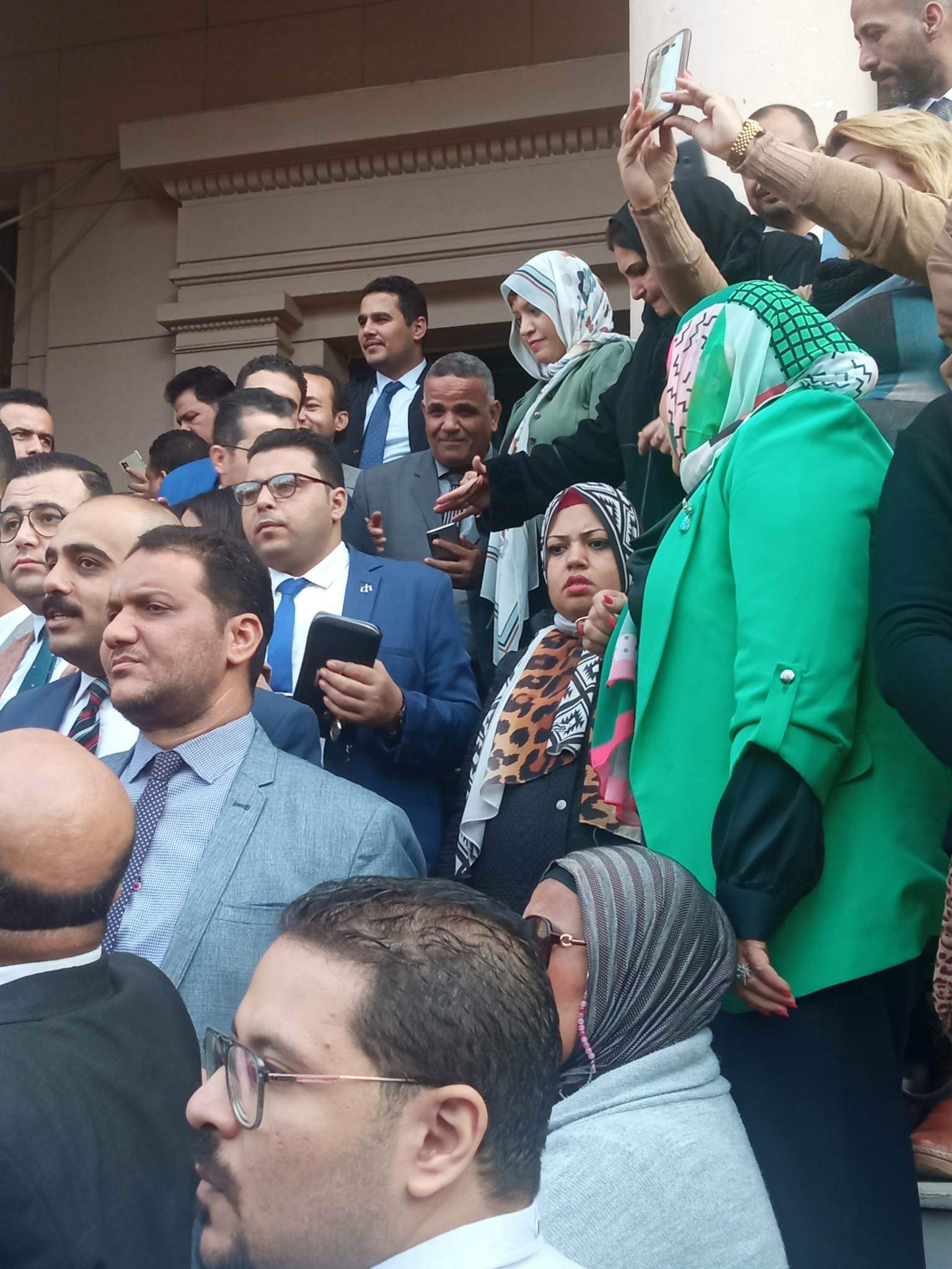تواصل نقابة محامين شمال القليوبية، مشاركاتها مع القاهرة والمحافظات الاخرى، في وقفات الاحتجاج على إلزامهم بالتسجيل في الفاتورة الإلكترونية، مؤكدة في بيان لها أنها تستشعر الخطر فيما يجرى من محاولة فرض الفاتورة الإلكترونية على المحامين. وأكدت النقابة على رفضها التام لتسجيل المحامين في منظومة الفاتورة الإلكترونية لأن المحاماة مهنة لا تتعلق بتداول السلع أو الاتجار فيها وأن أعمالها هي أعمال قانونية وذهنية. وأصدرت نقابة المحامين بشمال القليوبية بيان لها، عن الاعتراض على منظومة الفاتورة الالكترونية، مؤكدين المشاركة في الوقفة. وجاء في البيان: "نقابة محامين شمال القليوبية:- أولاً - المشاركة في الوقفة السلمية المحددة لها النقابة العامة للقاهرة تضامنا مع باقي النقابات الفرعية وتوفير وسيلة الانتقال الي النقابة العامة من النقابات الفرعية. ثانياً - تقرر وقف التعامل مع جميع خزن محاكم شمال القليوبية يومي 7 و 8/ 2022/12. ثالثاً - الدعوة الي اجتماع جمعية عمومية طارئ السبت المقبل الموافق 10/12/2022, وذلك لمناقشة أخر المستجدات وفقاً لأخر الأوضاع. رابعاً - من يخالف قرار المجلس يحال للتأديب. خامساً - تم إحالة جميع من يخالف القرار الي النقابة العامة. كانت ودعت مصلحة الضرائب مؤخرًا جميع الممولين ومنهم أصحاب المهن الحرة ممن لديهم تعاملات مع المستهلكين النهائيين إلى التسجيل بمنظومة الفاتورة الإلكترونية في موعد أقصاه 15 ديسمبر الجاري. وقال مجدي المهدي نقيب المحامين بشمال القليوبية، المحامون لا يحملون الدولة أية أعباء مالية بل أن المحامين لا تحصل على أي حق من الحقوق كأي مواطن اخر، مؤكدا أنهم لا يحصلون على معاشات من الدولة بل أن دخلهم من عملهم القانوني المباشر فقط. واضاف "المهدي" لن تتردد النقابة في اتخاذ أية إجراءات تكفل منع تطبيق الفاتورة الإلكترونية على المحامين والدفاع عن حقوق أعضاء النقابة. وأكد أحمد رمضان محام وعضو اللجنة النقابية بشمال القليوبية، أن النقابة لا تزال في حالة انعقاد دائم لحين انتهاء الأزمة بالعدول عن قرار تسجيل المحامين بمنظومة الفاتورة الإلكترونية"، مضيفا ان هناك تصعيد في حالة استمرار فشل مفاوضات لجنة المشكلة بين وزارة المالية والنقابة العامة لحل الأزمة. وطالب أحمد رمضان علي بضرورة الغاء قرار تسجيل المحامين بمنظومة الفاتورة الإلكترونية لكون المحاماه رسالة وليست مهنة تجارية. كانت قررت الجمعية العمومية لمحامي مصر اليوم الخامس من ديسمبر ٢٠٢٢م الآتي : ١- الإمتناع التام عن التعامل مع الخزينة بالمحكمة وسداد أية رسوم على مستوى كل محاكم مصر بكل الجزئيات، ويستثنى من ذلك الدعاوى والإجراءات المرتبطة بمواعيد، وكلفت مجالس النقابات الفرعية بتنفيذ ذلك. ٢- حددت موعد الخميس الموافق ٨ ديسمبر ٢٠٢٢م الساعة ١٢ ظهرًا بالنقابة العامة للمحامين لعرض قرار الإضراب عن العمل. ٣- أكدت الجمعية العمومية للمحامين مصر على النقيب العام ومجلسه بضرورة الالتزام بتنفيذ قرارات الجمعية العمومية. ٤- نبهت الجمعية العمومية للمحامين مصلحة الضرائب المصريه بسرعة العدول عن القرار الباطل بإلزام السادة المحامين بالإشتراك بمنظومة الفاتورة الإلكترونية والإيصال الإلكتروني. ٥- نبهت الجمعية العمومية للمحامين على المستشار وزير العدل بأنه لا رسوم إلا بقانون، وأنه عليه وقف قرارات رؤساء بعض المحاكم بفرض رسوم جديدة بناء على تعليمات وبالمخالفة لقانون الرسوم القضائية. ٦- طالبت الجمعية العمومية للمحامين من البرلمان المصري التصدي للمحاولات الباطلة بإخضاع السادة المحامين لمنظومة الفاتورة الإلكترونية والإيصال الإلكتروني. وتوجه شكر للسادة النواب الذين تقدموا بطالبات إحاطة للبرلمان . ٧- طالبت الجمعية العمومية للمحامين من المحكمة الدستورية العليا الفصل في الطعن الدستوري بشأن قانون القيمه المضافة وبطلان إلزام المحامي بضريبة الجدول. وأكدت على الموعد الخميس ٨ ديسمبر ٢٠٢٢م