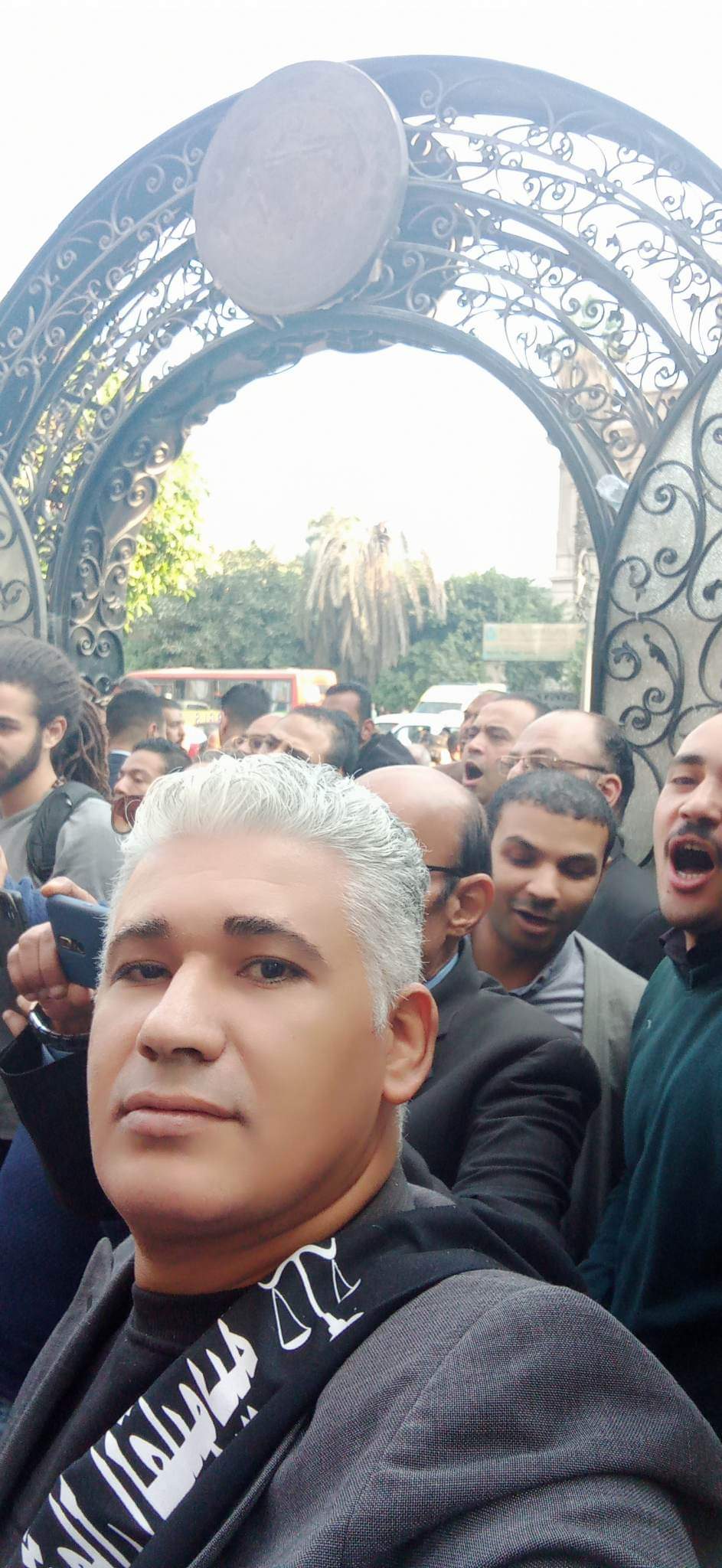 تواصل نقابة محامين شمال القليوبية، مشاركاتها مع القاهرة والمحافظات الاخرى، في وقفات الاحتجاج على إلزامهم بالتسجيل في الفاتورة الإلكترونية، مؤكدة في بيان لها أنها تستشعر الخطر فيما يجرى من محاولة فرض الفاتورة الإلكترونية على المحامين. وأكدت النقابة على رفضها التام لتسجيل المحامين في منظومة الفاتورة الإلكترونية لأن المحاماة مهنة لا تتعلق بتداول السلع أو الاتجار فيها وأن أعمالها هي أعمال قانونية وذهنية. وأصدرت نقابة المحامين بشمال القليوبية بيان لها، عن الاعتراض على منظومة الفاتورة الالكترونية، مؤكدين المشاركة في الوقفة. وجاء في البيان: "نقابة محامين شمال القليوبية:- أولاً - المشاركة في الوقفة السلمية المحددة لها النقابة العامة للقاهرة تضامنا مع باقي النقابات الفرعية وتوفير وسيلة الانتقال الي النقابة العامة من النقابات الفرعية. ثانياً - تقرر وقف التعامل مع جميع خزن محاكم شمال القليوبية يومي 7 و 8/ 2022/12. ثالثاً - الدعوة الي اجتماع جمعية عمومية طارئ السبت المقبل الموافق 10/12/2022, وذلك لمناقشة أخر المستجدات وفقاً لأخر الأوضاع. رابعاً - من يخالف قرار المجلس يحال للتأديب. خامساً - تم إحالة جميع من يخالف القرار الي النقابة العامة. كانت ودعت مصلحة الضرائب مؤخرًا جميع الممولين ومنهم أصحاب المهن الحرة ممن لديهم تعاملات مع المستهلكين النهائيين إلى التسجيل بمنظومة الفاتورة الإلكترونية في موعد أقصاه 15 ديسمبر الجاري. وقال مجدي المهدي نقيب المحامين بشمال القليوبية، المحامون لا يحملون الدولة أية أعباء مالية بل أن المحامين لا تحصل على أي حق من الحقوق كأي مواطن اخر، مؤكدا أنهم لا يحصلون على معاشات من الدولة بل أن دخلهم من عملهم القانوني المباشر فقط. واضاف "المهدي" لن تتردد النقابة في اتخاذ أية إجراءات تكفل منع تطبيق الفاتورة الإلكترونية على المحامين والدفاع عن حقوق أعضاء النقابة. وأكد أحمد رمضان محام وعضو اللجنة النقابية بشمال القليوبية، أن النقابة لا تزال في حالة انعقاد دائم لحين انتهاء الأزمة بالعدول عن قرار تسجيل المحامين بمنظومة الفاتورة الإلكترونية"، مضيفا ان هناك تصعيد في حالة استمرار فشل مفاوضات لجنة المشكلة بين وزارة المالية والنقابة العامة لحل الأزمة. وطالب أحمد رمضان علي بضرورة الغاء قرار تسجيل المحامين بمنظومة الفاتورة الإلكترونية لكون المحاماه رسالة وليست مهنة تجارية. كانت قررت الجمعية العمومية لمحامي مصر اليوم الخامس من ديسمبر ٢٠٢٢م الآتي : ١- الإمتناع التام عن التعامل مع الخزينة بالمحكمة وسداد أية رسوم على مستوى كل محاكم مصر بكل الجزئيات، ويستثنى من ذلك الدعاوى والإجراءات المرتبطة بمواعيد، وكلفت مجالس النقابات الفرعية بتنفيذ ذلك. ٢- حددت موعد الخميس الموافق ٨ ديسمبر ٢٠٢٢م الساعة ١٢ ظهرًا بالنقابة العامة للمحامين لعرض قرار الإضراب عن العمل. ٣- أكدت الجمعية العمومية للمحامين مصر على النقيب العام ومجلسه بضرورة الالتزام بتنفيذ قرارات الجمعية العمومية. ٤- نبهت الجمعية العمومية للمحامين مصلحة الضرائب المصريه بسرعة العدول عن القرار الباطل بإلزام السادة المحامين بالإشتراك بمنظومة الفاتورة الإلكترونية والإيصال الإلكتروني. ٥- نبهت الجمعية العمومية للمحامين على المستشار وزير العدل بأنه لا رسوم إلا بقانون، وأنه عليه وقف قرارات رؤساء بعض المحاكم بفرض رسوم جديدة بناء على تعليمات وبالمخالفة لقانون الرسوم القضائية. ٦- طالبت الجمعية العمومية للمحامين من البرلمان المصري التصدي للمحاولات الباطلة بإخضاع السادة المحامين لمنظومة الفاتورة الإلكترونية والإيصال الإلكتروني. وتوجه شكر للسادة النواب الذين تقدموا بطالبات إحاطة للبرلمان . ٧- طالبت الجمعية العمومية للمحامين من المحكمة الدستورية العليا الفصل في الطعن الدستوري بشأن قانون القيمه المضافة وبطلان إلزام المحامي بضريبة الجدول. وأكدت على الموعد الخميس ٨ ديسمبر ٢٠٢٢م