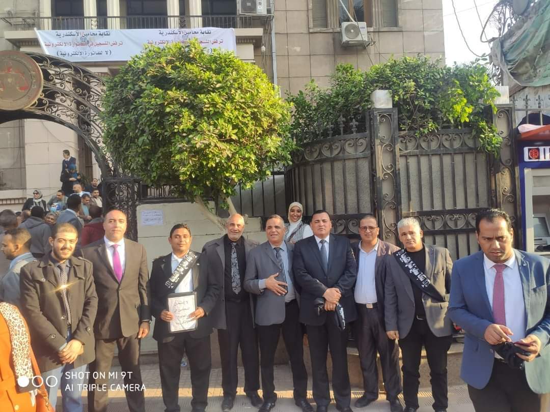 تواصل نقابة محامين شمال القليوبية، مشاركاتها مع القاهرة والمحافظات الاخرى، في وقفات الاحتجاج على إلزامهم بالتسجيل في الفاتورة الإلكترونية، مؤكدة في بيان لها أنها تستشعر الخطر فيما يجرى من محاولة فرض الفاتورة الإلكترونية على المحامين. وأكدت النقابة على رفضها التام لتسجيل المحامين في منظومة الفاتورة الإلكترونية لأن المحاماة مهنة لا تتعلق بتداول السلع أو الاتجار فيها وأن أعمالها هي أعمال قانونية وذهنية. وأصدرت نقابة المحامين بشمال القليوبية بيان لها، عن الاعتراض على منظومة الفاتورة الالكترونية، مؤكدين المشاركة في الوقفة. وجاء في البيان: "نقابة محامين شمال القليوبية:- أولاً - المشاركة في الوقفة السلمية المحددة لها النقابة العامة للقاهرة تضامنا مع باقي النقابات الفرعية وتوفير وسيلة الانتقال الي النقابة العامة من النقابات الفرعية. ثانياً - تقرر وقف التعامل مع جميع خزن محاكم شمال القليوبية يومي 7 و 8/ 2022/12. ثالثاً - الدعوة الي اجتماع جمعية عمومية طارئ السبت المقبل الموافق 10/12/2022, وذلك لمناقشة أخر المستجدات وفقاً لأخر الأوضاع. رابعاً - من يخالف قرار المجلس يحال للتأديب. خامساً - تم إحالة جميع من يخالف القرار الي النقابة العامة. كانت ودعت مصلحة الضرائب مؤخرًا جميع الممولين ومنهم أصحاب المهن الحرة ممن لديهم تعاملات مع المستهلكين النهائيين إلى التسجيل بمنظومة الفاتورة الإلكترونية في موعد أقصاه 15 ديسمبر الجاري. وقال مجدي المهدي نقيب المحامين بشمال القليوبية، المحامون لا يحملون الدولة أية أعباء مالية بل أن المحامين لا تحصل على أي حق من الحقوق كأي مواطن اخر، مؤكدا أنهم لا يحصلون على معاشات من الدولة بل أن دخلهم من عملهم القانوني المباشر فقط. واضاف "المهدي" لن تتردد النقابة في اتخاذ أية إجراءات تكفل منع تطبيق الفاتورة الإلكترونية على المحامين والدفاع عن حقوق أعضاء النقابة. وأكد أحمد رمضان محام وعضو اللجنة النقابية بشمال القليوبية، أن النقابة لا تزال في حالة انعقاد دائم لحين انتهاء الأزمة بالعدول عن قرار تسجيل المحامين بمنظومة الفاتورة الإلكترونية"، مضيفا ان هناك تصعيد في حالة استمرار فشل مفاوضات لجنة المشكلة بين وزارة المالية والنقابة العامة لحل الأزمة. وطالب أحمد رمضان علي بضرورة الغاء قرار تسجيل المحامين بمنظومة الفاتورة الإلكترونية لكون المحاماه رسالة وليست مهنة تجارية. كانت قررت الجمعية العمومية لمحامي مصر اليوم الخامس من ديسمبر ٢٠٢٢م الآتي : ١- الإمتناع التام عن التعامل مع الخزينة بالمحكمة وسداد أية رسوم على مستوى كل محاكم مصر بكل الجزئيات، ويستثنى من ذلك الدعاوى والإجراءات المرتبطة بمواعيد، وكلفت مجالس النقابات الفرعية بتنفيذ ذلك. ٢- حددت موعد الخميس الموافق ٨ ديسمبر ٢٠٢٢م الساعة ١٢ ظهرًا بالنقابة العامة للمحامين لعرض قرار الإضراب عن العمل. ٣- أكدت الجمعية العمومية للمحامين مصر على النقيب العام ومجلسه بضرورة الالتزام بتنفيذ قرارات الجمعية العمومية. ٤- نبهت الجمعية العمومية للمحامين مصلحة الضرائب المصريه بسرعة العدول عن القرار الباطل بإلزام السادة المحامين بالإشتراك بمنظومة الفاتورة الإلكترونية والإيصال الإلكتروني. ٥- نبهت الجمعية العمومية للمحامين على المستشار وزير العدل بأنه لا رسوم إلا بقانون، وأنه عليه وقف قرارات رؤساء بعض المحاكم بفرض رسوم جديدة بناء على تعليمات وبالمخالفة لقانون الرسوم القضائية. ٦- طالبت الجمعية العمومية للمحامين من البرلمان المصري التصدي للمحاولات الباطلة بإخضاع السادة المحامين لمنظومة الفاتورة الإلكترونية والإيصال الإلكتروني. وتوجه شكر للسادة النواب الذين تقدموا بطالبات إحاطة للبرلمان . ٧- طالبت الجمعية العمومية للمحامين من المحكمة الدستورية العليا الفصل في الطعن الدستوري بشأن قانون القيمه المضافة وبطلان إلزام المحامي بضريبة الجدول. وأكدت على الموعد الخميس ٨ ديسمبر ٢٠٢٢م