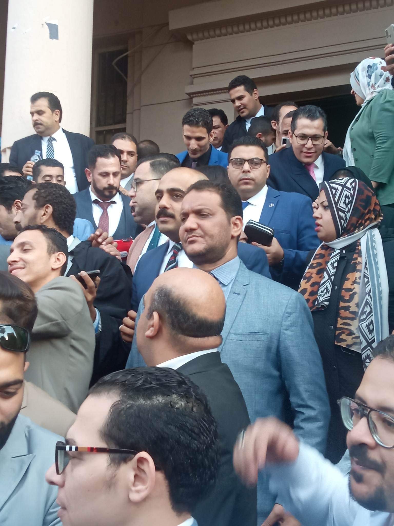 تواصل نقابة محامين شمال القليوبية، مشاركاتها مع القاهرة والمحافظات الاخرى، في وقفات الاحتجاج على إلزامهم بالتسجيل في الفاتورة الإلكترونية، مؤكدة في بيان لها أنها تستشعر الخطر فيما يجرى من محاولة فرض الفاتورة الإلكترونية على المحامين. وأكدت النقابة على رفضها التام لتسجيل المحامين في منظومة الفاتورة الإلكترونية لأن المحاماة مهنة لا تتعلق بتداول السلع أو الاتجار فيها وأن أعمالها هي أعمال قانونية وذهنية. وأصدرت نقابة المحامين بشمال القليوبية بيان لها، عن الاعتراض على منظومة الفاتورة الالكترونية، مؤكدين المشاركة في الوقفة. وجاء في البيان: "نقابة محامين شمال القليوبية:- أولاً - المشاركة في الوقفة السلمية المحددة لها النقابة العامة للقاهرة تضامنا مع باقي النقابات الفرعية وتوفير وسيلة الانتقال الي النقابة العامة من النقابات الفرعية. ثانياً - تقرر وقف التعامل مع جميع خزن محاكم شمال القليوبية يومي 7 و 8/ 2022/12. ثالثاً - الدعوة الي اجتماع جمعية عمومية طارئ السبت المقبل الموافق 10/12/2022, وذلك لمناقشة أخر المستجدات وفقاً لأخر الأوضاع. رابعاً - من يخالف قرار المجلس يحال للتأديب. خامساً - تم إحالة جميع من يخالف القرار الي النقابة العامة. كانت ودعت مصلحة الضرائب مؤخرًا جميع الممولين ومنهم أصحاب المهن الحرة ممن لديهم تعاملات مع المستهلكين النهائيين إلى التسجيل بمنظومة الفاتورة الإلكترونية في موعد أقصاه 15 ديسمبر الجاري. وقال مجدي المهدي نقيب المحامين بشمال القليوبية، المحامون لا يحملون الدولة أية أعباء مالية بل أن المحامين لا تحصل على أي حق من الحقوق كأي مواطن اخر، مؤكدا أنهم لا يحصلون على معاشات من الدولة بل أن دخلهم من عملهم القانوني المباشر فقط. واضاف "المهدي" لن تتردد النقابة في اتخاذ أية إجراءات تكفل منع تطبيق الفاتورة الإلكترونية على المحامين والدفاع عن حقوق أعضاء النقابة. وأكد أحمد رمضان محام وعضو اللجنة النقابية بشمال القليوبية، أن النقابة لا تزال في حالة انعقاد دائم لحين انتهاء الأزمة بالعدول عن قرار تسجيل المحامين بمنظومة الفاتورة الإلكترونية"، مضيفا ان هناك تصعيد في حالة استمرار فشل مفاوضات لجنة المشكلة بين وزارة المالية والنقابة العامة لحل الأزمة. وطالب أحمد رمضان علي بضرورة الغاء قرار تسجيل المحامين بمنظومة الفاتورة الإلكترونية لكون المحاماه رسالة وليست مهنة تجارية. كانت قررت الجمعية العمومية لمحامي مصر اليوم الخامس من ديسمبر ٢٠٢٢م الآتي : ١- الإمتناع التام عن التعامل مع الخزينة بالمحكمة وسداد أية رسوم على مستوى كل محاكم مصر بكل الجزئيات، ويستثنى من ذلك الدعاوى والإجراءات المرتبطة بمواعيد، وكلفت مجالس النقابات الفرعية بتنفيذ ذلك. ٢- حددت موعد الخميس الموافق ٨ ديسمبر ٢٠٢٢م الساعة ١٢ ظهرًا بالنقابة العامة للمحامين لعرض قرار الإضراب عن العمل. ٣- أكدت الجمعية العمومية للمحامين مصر على النقيب العام ومجلسه بضرورة الالتزام بتنفيذ قرارات الجمعية العمومية. ٤- نبهت الجمعية العمومية للمحامين مصلحة الضرائب المصريه بسرعة العدول عن القرار الباطل بإلزام السادة المحامين بالإشتراك بمنظومة الفاتورة الإلكترونية والإيصال الإلكتروني. ٥- نبهت الجمعية العمومية للمحامين على المستشار وزير العدل بأنه لا رسوم إلا بقانون، وأنه عليه وقف قرارات رؤساء بعض المحاكم بفرض رسوم جديدة بناء على تعليمات وبالمخالفة لقانون الرسوم القضائية. ٦- طالبت الجمعية العمومية للمحامين من البرلمان المصري التصدي للمحاولات الباطلة بإخضاع السادة المحامين لمنظومة الفاتورة الإلكترونية والإيصال الإلكتروني. وتوجه شكر للسادة النواب الذين تقدموا بطالبات إحاطة للبرلمان . ٧- طالبت الجمعية العمومية للمحامين من المحكمة الدستورية العليا الفصل في الطعن الدستوري بشأن قانون القيمه المضافة وبطلان إلزام المحامي بضريبة الجدول. وأكدت على الموعد الخميس ٨ ديسمبر ٢٠٢٢م