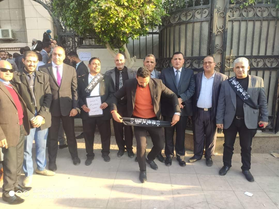 تواصل نقابة محامين شمال القليوبية، مشاركاتها مع القاهرة والمحافظات الاخرى، في وقفات الاحتجاج على إلزامهم بالتسجيل في الفاتورة الإلكترونية، مؤكدة في بيان لها أنها تستشعر الخطر فيما يجرى من محاولة فرض الفاتورة الإلكترونية على المحامين. وأكدت النقابة على رفضها التام لتسجيل المحامين في منظومة الفاتورة الإلكترونية لأن المحاماة مهنة لا تتعلق بتداول السلع أو الاتجار فيها وأن أعمالها هي أعمال قانونية وذهنية. وأصدرت نقابة المحامين بشمال القليوبية بيان لها، عن الاعتراض على منظومة الفاتورة الالكترونية، مؤكدين المشاركة في الوقفة. وجاء في البيان: "نقابة محامين شمال القليوبية:- أولاً - المشاركة في الوقفة السلمية المحددة لها النقابة العامة للقاهرة تضامنا مع باقي النقابات الفرعية وتوفير وسيلة الانتقال الي النقابة العامة من النقابات الفرعية. ثانياً - تقرر وقف التعامل مع جميع خزن محاكم شمال القليوبية يومي 7 و 8/ 2022/12. ثالثاً - الدعوة الي اجتماع جمعية عمومية طارئ السبت المقبل الموافق 10/12/2022, وذلك لمناقشة أخر المستجدات وفقاً لأخر الأوضاع. رابعاً - من يخالف قرار المجلس يحال للتأديب. خامساً - تم إحالة جميع من يخالف القرار الي النقابة العامة. كانت ودعت مصلحة الضرائب مؤخرًا جميع الممولين ومنهم أصحاب المهن الحرة ممن لديهم تعاملات مع المستهلكين النهائيين إلى التسجيل بمنظومة الفاتورة الإلكترونية في موعد أقصاه 15 ديسمبر الجاري. وقال مجدي المهدي نقيب المحامين بشمال القليوبية، المحامون لا يحملون الدولة أية أعباء مالية بل أن المحامين لا تحصل على أي حق من الحقوق كأي مواطن اخر، مؤكدا أنهم لا يحصلون على معاشات من الدولة بل أن دخلهم من عملهم القانوني المباشر فقط. واضاف "المهدي" لن تتردد النقابة في اتخاذ أية إجراءات تكفل منع تطبيق الفاتورة الإلكترونية على المحامين والدفاع عن حقوق أعضاء النقابة. وأكد أحمد رمضان محام وعضو اللجنة النقابية بشمال القليوبية، أن النقابة لا تزال في حالة انعقاد دائم لحين انتهاء الأزمة بالعدول عن قرار تسجيل المحامين بمنظومة الفاتورة الإلكترونية"، مضيفا ان هناك تصعيد في حالة استمرار فشل مفاوضات لجنة المشكلة بين وزارة المالية والنقابة العامة لحل الأزمة. وطالب أحمد رمضان علي بضرورة الغاء قرار تسجيل المحامين بمنظومة الفاتورة الإلكترونية لكون المحاماه رسالة وليست مهنة تجارية. كانت قررت الجمعية العمومية لمحامي مصر اليوم الخامس من ديسمبر ٢٠٢٢م الآتي : ١- الإمتناع التام عن التعامل مع الخزينة بالمحكمة وسداد أية رسوم على مستوى كل محاكم مصر بكل الجزئيات، ويستثنى من ذلك الدعاوى والإجراءات المرتبطة بمواعيد، وكلفت مجالس النقابات الفرعية بتنفيذ ذلك. ٢- حددت موعد الخميس الموافق ٨ ديسمبر ٢٠٢٢م الساعة ١٢ ظهرًا بالنقابة العامة للمحامين لعرض قرار الإضراب عن العمل. ٣- أكدت الجمعية العمومية للمحامين مصر على النقيب العام ومجلسه بضرورة الالتزام بتنفيذ قرارات الجمعية العمومية. ٤- نبهت الجمعية العمومية للمحامين مصلحة الضرائب المصريه بسرعة العدول عن القرار الباطل بإلزام السادة المحامين بالإشتراك بمنظومة الفاتورة الإلكترونية والإيصال الإلكتروني. ٥- نبهت الجمعية العمومية للمحامين على المستشار وزير العدل بأنه لا رسوم إلا بقانون، وأنه عليه وقف قرارات رؤساء بعض المحاكم بفرض رسوم جديدة بناء على تعليمات وبالمخالفة لقانون الرسوم القضائية. ٦- طالبت الجمعية العمومية للمحامين من البرلمان المصري التصدي للمحاولات الباطلة بإخضاع السادة المحامين لمنظومة الفاتورة الإلكترونية والإيصال الإلكتروني. وتوجه شكر للسادة النواب الذين تقدموا بطالبات إحاطة للبرلمان . ٧- طالبت الجمعية العمومية للمحامين من المحكمة الدستورية العليا الفصل في الطعن الدستوري بشأن قانون القيمه المضافة وبطلان إلزام المحامي بضريبة الجدول. وأكدت على الموعد الخميس ٨ ديسمبر ٢٠٢٢م