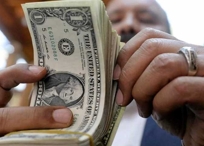 حقق سعر الدولار الآن قفزة جديدة مقابل الجنيه اليوم الأربعاء، 11 يناير، بعد آخر ارتفاع سجله الدولار مقابل الجنيه ليتخطى حاليا حاجز الـ32 جنيها، وسط توقعات بأن يشهد الدولار تحركًا على مدار اليوم، وتوقع الخبراء بأن يتجه الدولار إلى مواصلة الارتفاع في مقابل الجنيه اليوم داخل البنك المركزي المصري والبنوك المصرية الأخري. فيما سجل الدولار في بنكي الأهلي ومصر، اليوم الاربعاء، 11-1-2023 نحو 32 جنيه للشراء، و32.05 جنيه للبيع، وذلك تزامنًا مع اليوم السابع من طرح الشهادات -الادخار ذات عائد الـ25%. سعر الدولار اليوم الاربعاء 11 يناير 2023 سعر الدولار الآن سعر الدولار اليوم 11 يناير 2023 سعر الدولار في البنك المركزى سجل سعر الدولار في البنك المركزي المصري 27.63 جنيه للشراء 27.69 جنيه للبيع. سعر الدولار اليوم في البنك الأهلي المصري وبنك مصر وسجل سعر الدولار اليوم في البنك الأهلي المصري وبنك مصر 32. جنيه للشراء، و32.05 جنيها للبيع. سعر الدولار اليوم في «CIB» سجل سعر الدولار اليوم في بنك «CIB» البنك التجاري الدولي 31.1 جنيه للشراء، وسجل للبيع 31.2 جنيه. سعر الدولار اليوم في البنك المصرى الخليجى سجل سعر الدولار اليوم في البنك المصرى الخليجى 29.9 جنيه للشراء و30 جنيه للبيع. سعر الدولار اليوم في مصرف أبوظبي الإسلامي سجل سعر الدولار اليوم في مصرف أبوظبي الإسلامي، 32.11 جنيه للشراء 32.15 جنيه للبيع. سعر الدولار اليوم في بنك كريدي أجريكول سجل سعر الدولار اليوم في بنك كريدي أجريكول 32.05 جنيه للشراء وسجل للبيع 32.15 جنيها. سعر الدولار اليوم في بنك الاستثمار العربي AIB سجل سعر الدولار اليوم في بنك الاستثمار العربي 31.51 جنيه للشراء و31.55جنيها للبيع. سعر الدولار اليوم في البنك الأهلى الكويتي سجل سعر الدولار اليوم في البنك الأهلى الكويتي 30.35 جنيه للشراء و30.45 جنيه للبيع. سعر الدولار اليوم في البنك العقاري المصري سجل سعر الدولار اليوم في البنك العقاري المصري 30.85 جنيه للشراء، وسجل للبيع 30.95 جنيه. سعر الدولار اليوم في المصرف المتحد سجل سعر الدولار اليوم في المصرف المتحد قيمة 31.8 جنيها للشراء و31.9 جنيه للبيع.