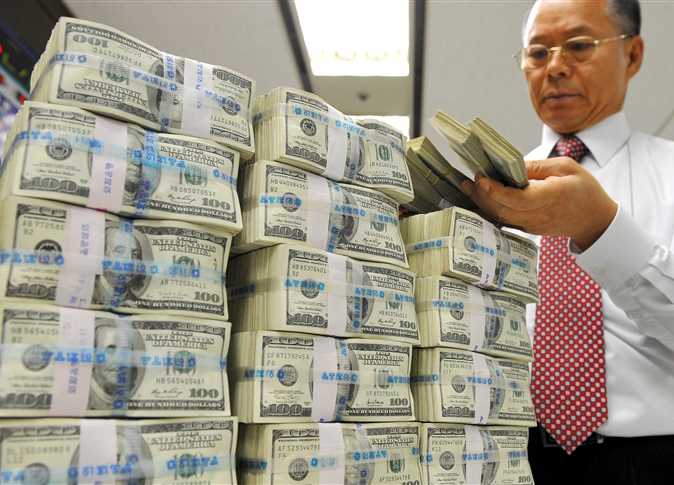 حقق سعر الدولار الآن قفزة جديدة مقابل الجنيه اليوم الأربعاء، 11 يناير، بعد آخر ارتفاع سجله الدولار مقابل الجنيه ليتخطى حاليا حاجز الـ32 جنيها، وسط توقعات بأن يشهد الدولار تحركًا على مدار اليوم، وتوقع الخبراء بأن يتجه الدولار إلى مواصلة الارتفاع في مقابل الجنيه اليوم داخل البنك المركزي المصري والبنوك المصرية الأخري. فيما سجل الدولار في بنكي الأهلي ومصر، اليوم الاربعاء، 11-1-2023 نحو 32 جنيه للشراء، و32.05 جنيه للبيع، وذلك تزامنًا مع اليوم السابع من طرح الشهادات -الادخار ذات عائد الـ25%. سعر الدولار اليوم الاربعاء 11 يناير 2023 سعر الدولار الآن سعر الدولار اليوم 11 يناير 2023 سعر الدولار في البنك المركزى سجل سعر الدولار في البنك المركزي المصري 27.63 جنيه للشراء 27.69 جنيه للبيع. سعر الدولار اليوم في البنك الأهلي المصري وبنك مصر وسجل سعر الدولار اليوم في البنك الأهلي المصري وبنك مصر 32. جنيه للشراء، و32.05 جنيها للبيع. سعر الدولار اليوم في «CIB» سجل سعر الدولار اليوم في بنك «CIB» البنك التجاري الدولي 31.1 جنيه للشراء، وسجل للبيع 31.2 جنيه. سعر الدولار اليوم في البنك المصرى الخليجى سجل سعر الدولار اليوم في البنك المصرى الخليجى 29.9 جنيه للشراء و30 جنيه للبيع. سعر الدولار اليوم في مصرف أبوظبي الإسلامي سجل سعر الدولار اليوم في مصرف أبوظبي الإسلامي، 32.11 جنيه للشراء 32.15 جنيه للبيع. سعر الدولار اليوم في بنك كريدي أجريكول سجل سعر الدولار اليوم في بنك كريدي أجريكول 32.05 جنيه للشراء وسجل للبيع 32.15 جنيها. سعر الدولار اليوم في بنك الاستثمار العربي AIB سجل سعر الدولار اليوم في بنك الاستثمار العربي 31.51 جنيه للشراء و31.55جنيها للبيع. سعر الدولار اليوم في البنك الأهلى الكويتي سجل سعر الدولار اليوم في البنك الأهلى الكويتي 30.35 جنيه للشراء و30.45 جنيه للبيع. سعر الدولار اليوم في البنك العقاري المصري سجل سعر الدولار اليوم في البنك العقاري المصري 30.85 جنيه للشراء، وسجل للبيع 30.95 جنيه. سعر الدولار اليوم في المصرف المتحد سجل سعر الدولار اليوم في المصرف المتحد قيمة 31.8 جنيها للشراء و31.9 جنيه للبيع.