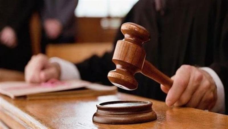 القليوبية الحوادث القتل جريمة بنها قتل مراته قتل زوجته فضايح فضائح جدد قاضى المعارضات بالقليوبية حبس المتهم بقتل زوجته بقرية طنان بقليوب للمرة الثانية 15 يوماً على ذمة التحقيقات، مع مراعاه مواعيد التجديد القانونية اللازمة له.  وتلقت الأجهزة الأمنية بالقليوبية إخطارًا من مركز شرطة قليوب، بوجود جثة لسيدة بقرية طنان دائرة المركز، على الفور انتقلت الأجهزة الأمنية لمكان الحادث. وتبين وفاة ربة منزل 38 سنة، على يد زوجها، 43 سنة، وكشفت التحريات الأولية أن المتهم تخلص من زوجته لخلافات بينهما. وبعد تقنين الإجراءات تم ضبط المتهم واعترف بارتكابه للواقعة، وحرر محضر بالواقعة وتولت النيابة التحقيق.
