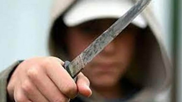 شهدت قرية كفر طحا التابعة لمركز شبين القناطر بمحافظة القليوبية واقعة مؤسفة . حيث اعتدى طالب بمعهد الاعدادية الازهري بكفر طحا بشبين القناطر على زميله بعد نهاية الامتحانات بسلاح أبيض كتر بسبب مشاجرة بينهما بعد انتهاء الامتحانات بسبب رفضه تغشيشه في الامتحان تلقي اللواء مدير أمن القليوبية إخطارا بتلقي مركز شرطة شبين القناطر بلاغا من والد أنس مرسي عبدالعظيم بالصف الثالث الإعدادي ازهري والمقيم بكفر طحا مركز شبين القناطر بقيام زميله م ط ا والمقيم بقريةالقشيش بتعديه بالضرب بأله حادة - كتر - وإصابته بإصابات في وجهه . تم تحرير محضر بالواقعة حمل رقم ٣ إداري مركز شرطة شبين القناطر وإحالته للنيابة التى تولت التحقيق. من جانبه ناشد والد الطالب المصاب بتدخل عاجل من شيخ الأزهر ومدير المنطقة الأزهرية بالقليوبية واتخاذ الإجراءات القانونية حيال الواقعة منعا لتكرارها
