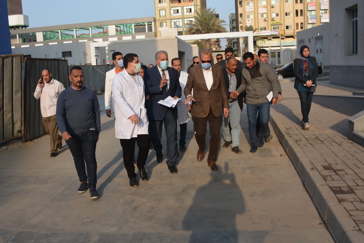 أجرى عبد الحميد الهجان محافظ القليوبية جولة ميدانية لتفقد مستشفى القناطر الخيرية المركزي وأعمال رصف طريق نوى شبين وتفقد المنطقة المحيطة بقصر محمد علي بغرب شبرا الخيمة، وذلك في إطار سلسلة الجولات اليومية التي يقوم بها المحافظ لمتابعة المشروعات ودفع تنفيذها والعمل على تذليل العقبات والمشكلات بشكل فوري وميداني. بدأ المحافظ الجولة بتفقد أعمال إنشاءات مستشفى القناطر الخيرية المركزي حيث تفقد المحافظ أعمال توريد الأجهزة الطبية، تمهيدا لفرشها وافتتاحها خلال الفترة القليلة المقبلة، حيث تم توريد أجهزة الأشعة الثابتة والأشعة مقطعية وجهاز الأشعة المتنقلة وأجهزة الأشعة بالسونار الإيكو وتوريد عدد 32 سرير عناية مركزة وعدد 22 ترولي نقل مرضى، كما تم توريد أجهزة التعقيم وأجهزة التنفس الصناعي . وجدير بالذكر أن مستشفى القناطر الخيرية تبلغ تكلفتها 283 مليون جنيه، وتتكون المستشفى من 8 غرف عمليات، وغرفتين مناظير و٣١ سرير عناية مركزة بالإضافة إلى ٢٤ حضانة للأطفال المبتسرين، وكذلك تحتوى المستشفى على 38 جهاز للغسيل الكلوي ويبلغ عدد الأسرة ٢٢٠ سرير. وصرح الهجان بأنه تم الانتهاء بنسبة 100% من الأعمال الإنشائية وجاري توريد الأجهزة الطبية، وتم تسليم المستشفى بالكامل من خلال لجنة وزارة الصحة ووجه المحافظ بالحفاظ على المعدات والأجهزة الطبية لحين فرشها من قبل المتخصصين، مشيرا أن المحافظة تعمل جاهدة على تشغيل المستشفى بكامل طاقتها الطبية في أقرب وقت ممكن . وتابع المحافظ أيضا خلال جولته مستجدات تطوير طريق نوى (قليوب - شبين القناطر ) والذي تنفذه الهيئة العامة للطرق والكباري، وتحت إشراف مديرية الطرق بالقليوبية، بدءا من مزلقان مدينة قليوب وحتى مدخل الزهويين بشبين القناطر، بطول 14 كيلو متر حيث تفقد أعمال الرصف ووجه المحافظ بسرعة الانتهاء من المشروع في الموعد المحدد، حيث يعد الطريق من الطرق الحيوية التي تخدم مدينة شبين القناطر وعدد من القرى المجاورة . وخلال الجولة لاحظ المحافظ وجود قطعة أرض تصل مساحتها إلى نصف فدان قام مالكها بتبويرها والشروع في إقامة سيشن للتصوير وقاعة أفراح، حيث وجه المحافظ بإزالتها فورا واتخاذ الإجراءات القانونية حيال أصحابها . وأكد المحافظ ، أن الدولة حريصة على فرض هيبتها وإنفاذ القانون والتصدي بكل حسم لكافة أشكال التعديات المُقامة بالمخالفة وبدون تراخيص، بهدف تطبيق مبدأ سيادة القانون والتعامل الفوري مع جميع المخالفين مشيداً بدور رجال الشرطة والأجهزة الأمنية في توفير الحماية الكاملة للحملات المكبرة لتنفيذ قرارات الإزالة الصادرة وتطبيق القانون بقوة وحسم . فيما إستكمل "محافظ القليوبية" جولته بالتوجه إلى حي غرب شبرا الخيمة لمتابعة أعمال تطوير المنطقة المحيطة بقصر محمد علي بحي غرب شبرا الخيمة وإستكمال أعمال النظافة والدهانات والرصف للشوارع المحيطة بخارج القصر، للنهوض بها حضارياً لتتناسب مع أعمال التطوير والترميم التي تمت بالقصر، إذ تم الإنتهاء من أعمال مديرية الطرق، والتي إشتملت على ترميم الأسفلت ودهان البلدورات الجانبية والوسطى، وجاري إنهاء أعمال هيئة الأبنية التعليمية والتي إشتملت على دهان واجهات المباني المحيطة بقصر محمد علي، علاوة على الإنتهاء من توحيد زراعة الأحواض بالجزيرة الوسطى. جاءت الجولة بحضور الأستاذ خالد العرفي رئيس مدينة شبين القناطر، والمهندس هيثم الدسوقي رئيس مدينة شبرا الخيمة، واللواء محمد صحصاح رئيس حي غرب شبرا الخيمة، والمهندسة هالة شندي مدير عام هيئة الأبنية التعليمية .