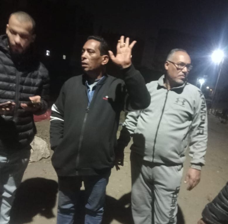 يعاني أهالي عزبة المتيني التابعة لمركز ومدينة بنها بمحافظة القليوبية، من تراكم القمامة وعدم وجود صناديق القمامة وغياب المسؤولين عن متابعة الأمر، ما ينتج عن هذا الأمر انتشار الحشرات والأمراض واعاقة سير المواطنين بالشوارع بشكل أمن لهم. واستجابة لاستغاثة المواطنين عبر خدمة (صحافة) المواطن بموقع نبض العالم، تم شن حملة بعزبة المتيني لإزالة القمامة من شوارعها، حيث أجرت عدسة نبض العالم جولة بشوارع المنطقة محل الشكوى لرصد إزالة القمامة واستعادة المظهر الحضاري. اقرا أيضا : بالصور.. الأهالي يناشدون المسؤولين رفع القمامة من شوارع عزبة المتيني بالقليوبية وفور التواصل مع مسؤولي مجلس مدينة بنها، قام خالد أبو العنين مدير النظافة، بالتدخل الفوري لرفع مخلفات القمامة التى تم الإبلاغ عنها ورصدها من قبل موقع نبض العالم، وتم دفع بـ3 سيارات كبيرة وجرار وعدد من عمال النظافة لرفع القمامة ويجري بدفع سيارتين غدا استكمال اعمال النظافة. وقال خالد أبو العنين، أنه جاري اتخذ إجراءات صارمة لمواجهة ظاهرة إلقاء القمامة ومخلفات المباني، مؤكدا ان هناك عقوبات مشددة على السيارت التي تلقي بهذه المخلفات في الأماكن غير المخصصة لها، ويجري العمل علي إزالة أسباب الشكوى. شاركونا فى تحرير المواد الصحفية بإرسال الصور والفيديوهات والأخبار الموثقة لخدمة صحافة المواطن لنشرها بالموقع والجريدة المطبوعة، عبر خدمة “واتس آب برقم “01061372545” أو عبر رسائل “فيس بوك”، https://www.facebook.com/nabdel3alam/ على أن تُنْشَر الأخبار المُصَوَّرَة والفيديوهات باسم القُرّاء.