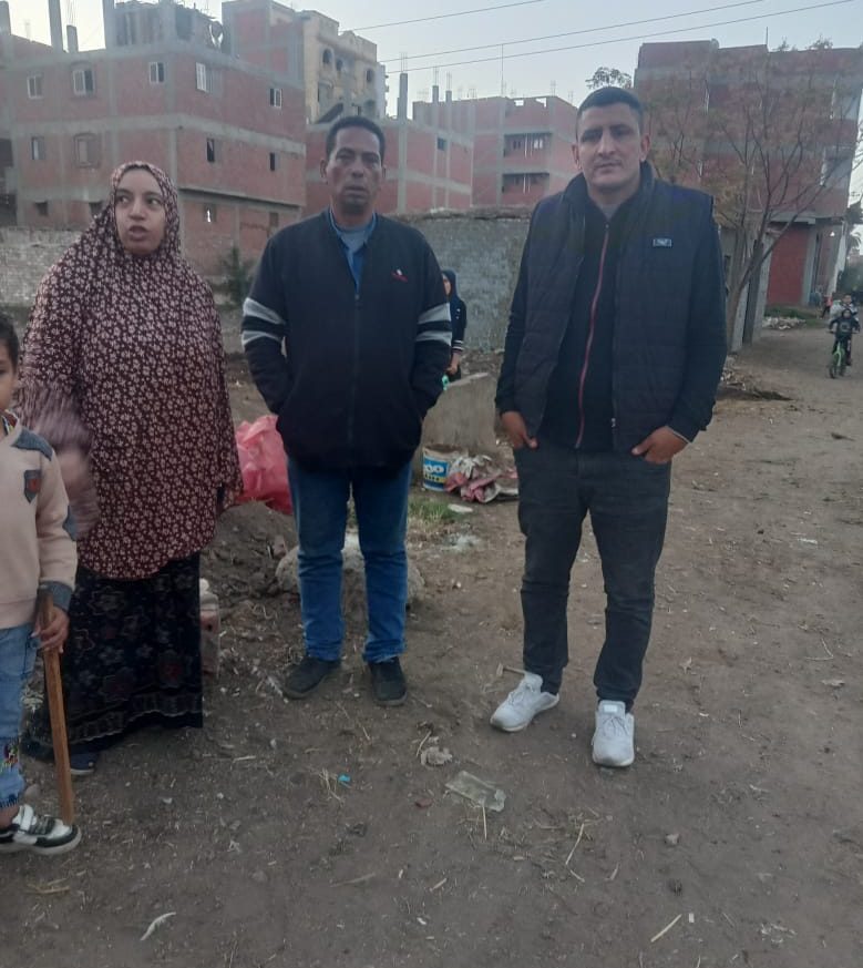 يعاني أهالي عزبة المتيني التابعة لمركز ومدينة بنها بمحافظة القليوبية، من تراكم القمامة وعدم وجود صناديق القمامة وغياب المسؤولين عن متابعة الأمر، ما ينتج عن هذا الأمر انتشار الحشرات والأمراض واعاقة سير المواطنين بالشوارع بشكل أمن لهم. واستجابة لاستغاثة المواطنين عبر خدمة (صحافة) المواطن بموقع نبض العالم، تم شن حملة بعزبة المتيني لإزالة القمامة من شوارعها، حيث أجرت عدسة نبض العالم جولة بشوارع المنطقة محل الشكوى لرصد إزالة القمامة واستعادة المظهر الحضاري. اقرا أيضا : بالصور.. الأهالي يناشدون المسؤولين رفع القمامة من شوارع عزبة المتيني بالقليوبية وفور التواصل مع مسؤولي مجلس مدينة بنها، قام خالد أبو العنين مدير النظافة، بالتدخل الفوري لرفع مخلفات القمامة التى تم الإبلاغ عنها ورصدها من قبل موقع نبض العالم، وتم دفع بـ3 سيارات كبيرة وجرار وعدد من عمال النظافة لرفع القمامة ويجري بدفع سيارتين غدا استكمال اعمال النظافة. وقال خالد أبو العنين، أنه جاري اتخذ إجراءات صارمة لمواجهة ظاهرة إلقاء القمامة ومخلفات المباني، مؤكدا ان هناك عقوبات مشددة على السيارت التي تلقي بهذه المخلفات في الأماكن غير المخصصة لها، ويجري العمل علي إزالة أسباب الشكوى. شاركونا فى تحرير المواد الصحفية بإرسال الصور والفيديوهات والأخبار الموثقة لخدمة صحافة المواطن لنشرها بالموقع والجريدة المطبوعة، عبر خدمة “واتس آب برقم “01061372545” أو عبر رسائل “فيس بوك”، https://www.facebook.com/nabdel3alam/ على أن تُنْشَر الأخبار المُصَوَّرَة والفيديوهات باسم القُرّاء.