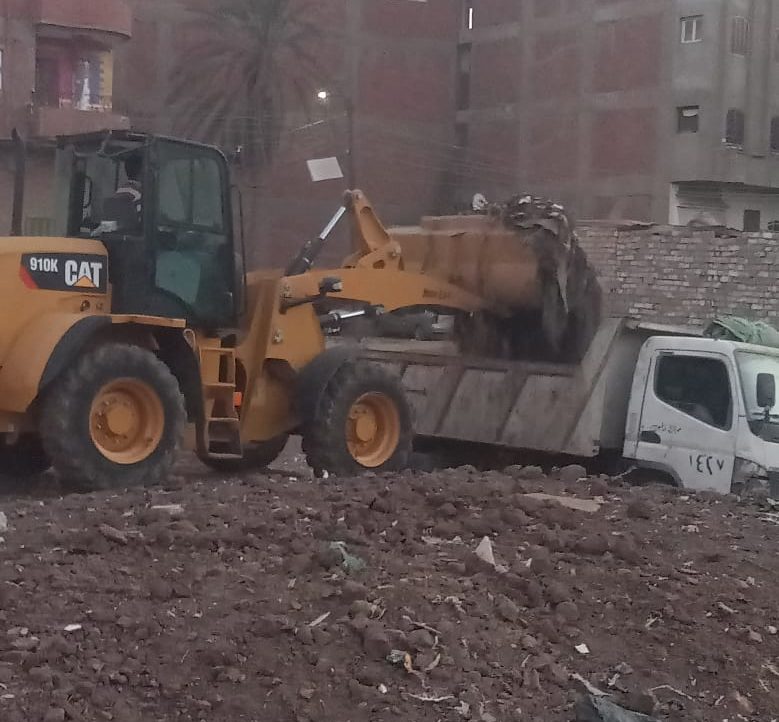 يعاني أهالي عزبة المتيني التابعة لمركز ومدينة بنها بمحافظة القليوبية، من تراكم القمامة وعدم وجود صناديق القمامة وغياب المسؤولين عن متابعة الأمر، ما ينتج عن هذا الأمر انتشار الحشرات والأمراض واعاقة سير المواطنين بالشوارع بشكل أمن لهم. واستجابة لاستغاثة المواطنين عبر خدمة (صحافة) المواطن بموقع نبض العالم، تم شن حملة بعزبة المتيني لإزالة القمامة من شوارعها، حيث أجرت عدسة نبض العالم جولة بشوارع المنطقة محل الشكوى لرصد إزالة القمامة واستعادة المظهر الحضاري. اقرا أيضا : بالصور.. الأهالي يناشدون المسؤولين رفع القمامة من شوارع عزبة المتيني بالقليوبية وفور التواصل مع مسؤولي مجلس مدينة بنها، قام خالد أبو العنين مدير النظافة، بالتدخل الفوري لرفع مخلفات القمامة التى تم الإبلاغ عنها ورصدها من قبل موقع نبض العالم، وتم دفع بـ3 سيارات كبيرة وجرار وعدد من عمال النظافة لرفع القمامة ويجري بدفع سيارتين غدا استكمال اعمال النظافة. وقال خالد أبو العنين، أنه جاري اتخذ إجراءات صارمة لمواجهة ظاهرة إلقاء القمامة ومخلفات المباني، مؤكدا ان هناك عقوبات مشددة على السيارت التي تلقي بهذه المخلفات في الأماكن غير المخصصة لها، ويجري العمل علي إزالة أسباب الشكوى. شاركونا فى تحرير المواد الصحفية بإرسال الصور والفيديوهات والأخبار الموثقة لخدمة صحافة المواطن لنشرها بالموقع والجريدة المطبوعة، عبر خدمة “واتس آب برقم “01061372545” أو عبر رسائل “فيس بوك”، https://www.facebook.com/nabdel3alam/ على أن تُنْشَر الأخبار المُصَوَّرَة والفيديوهات باسم القُرّاء.
