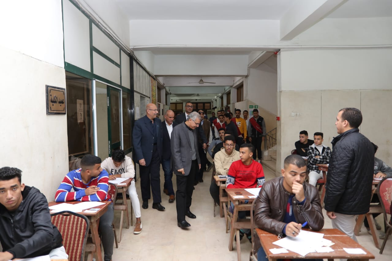 تفقد الدكتور خالد الدرندلي رئيس جامعة الزقازيق، اليوم، سير أعمال الامتحانات بكليتى الحقوق والتربية الرياضية بنين، ويرافقه؛ الدكتور أشرف خطاب عميد كلية التربية الرياضية بنين، د. ممدوح المسلمى عميد كلية الحقوق ، ووكلاء الكليتين وأعضاء هيئة التدريس. واطمأن على سير الامتحانات ومطابقتها للقواعد المنظمة، ووجه بتذليل كافة العقبات التى قد تواجه الطلاب أثناء تأدية الامتحان، مشيدا بحرص إدارة الكليتين على تطبيق القواعد المنظمة للامتحانات، كما وجه بتوفير سبل الراحة للطلاب. وفي ختام الجولة التفقدية أجرى رئيس الجامعة حوارا وديا مع الطلاب لاستطلاع آرائهم حول الامتحانات، متمنيا لهم دوام التفوق والنجاح ومثمنا المجهود الذى يقوم به جميع العاملين بالجامعة خلال الامتحانات.