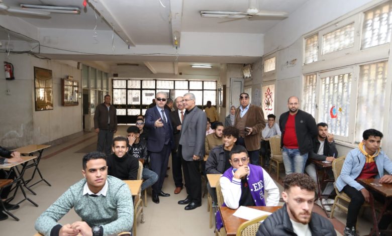 Photo of رئيس جامعة الزقازيق يتفقد سير أعمال امتحانات الفصل الدراسى الأول