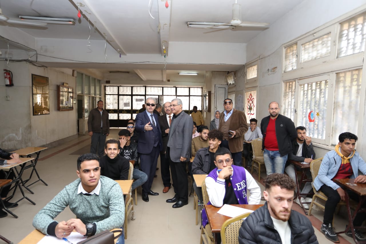 تفقد الدكتور خالد الدرندلي رئيس جامعة الزقازيق، اليوم، سير أعمال الامتحانات بكليتى الحقوق والتربية الرياضية بنين، ويرافقه؛ الدكتور أشرف خطاب عميد كلية التربية الرياضية بنين، د. ممدوح المسلمى عميد كلية الحقوق ، ووكلاء الكليتين وأعضاء هيئة التدريس. واطمأن على سير الامتحانات ومطابقتها للقواعد المنظمة، ووجه بتذليل كافة العقبات التى قد تواجه الطلاب أثناء تأدية الامتحان، مشيدا بحرص إدارة الكليتين على تطبيق القواعد المنظمة للامتحانات، كما وجه بتوفير سبل الراحة للطلاب. وفي ختام الجولة التفقدية أجرى رئيس الجامعة حوارا وديا مع الطلاب لاستطلاع آرائهم حول الامتحانات، متمنيا لهم دوام التفوق والنجاح ومثمنا المجهود الذى يقوم به جميع العاملين بالجامعة خلال الامتحانات.