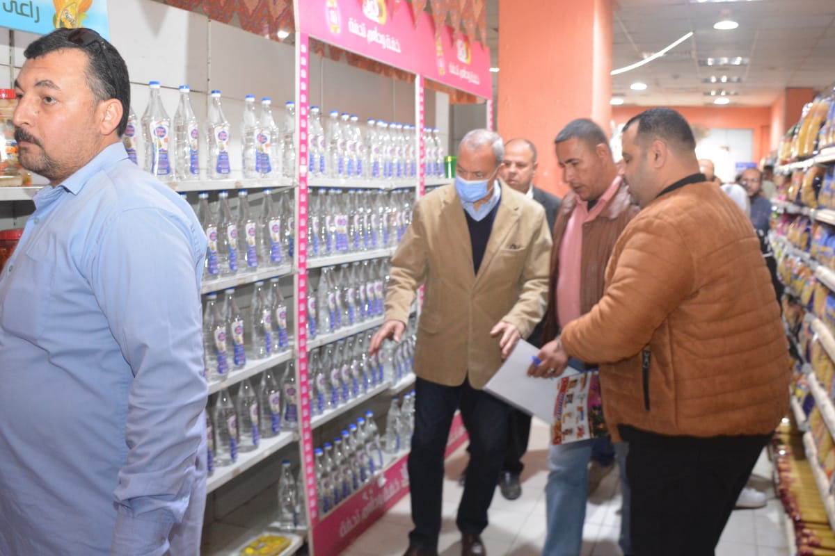 أجرى عبد الحميد الهجان محافظ القليوبية، جولة ميدانية للتأكُد من الإلتزام بأسعار السلع والإعلان عنها والإطمئنان على توافر السلع الإستراتيجية ومجابهة الممارسات الاحتكارية بمدينة بنها. وجاء هذا تنفيذاً لتوجيهات الرئيس عبد الفتاح السيسي رئيس الجمهورية بتوفير كافة السلع الغذائية للمواطنين بأسعار مناسبة وعدم المغالاة في الأسعار لتخفيف العبء على المواطن والقضاء على إحتكار السلع، وتنفيذاً لتكليفات الدكتور مصطفى مدبولي رئيس مجلس الوزراء بضرورة الإعلان عن أسعار السلع في جميع المنافذ والمحلات التجارية، والمتابعة المستمرة اللواء هشام آمنه وزير التنمية المحلية في هذا الشأن، فقد وقال محافظ القليوبية أن الهدف من الحملات هو التأكُد من إستقرار الأسعار، وفرض السيطرة على أسواق السلع الغذائية، حتى لا يتم طرح أي سلع غذائية تكون مجهولة المصدر، أو قاربت مدة صلاحيتها على الإنتهاء، حفاظاً على الصحة العامة للمواطنين في القرى والمدن وأحياء المحافظة. وقد تم المرور على عدد من الهايبرات والمحال التُجارية والأقسام المختلفة للمعروض من السلع والمواد الغذائية والإطمئنان على توافر السلع، ووجه "الهجان" أصحاب الهايبرات بضرورة ضخ وتوفير جميع السلع لتلبية إحتياجات كافة المواطنين وجميع الفئات، مع ضرورة وضع قائمة أسعار بشكل واضح ومُعلن للجمهور المُتردد على الهايبر ماركت والمحال التجارية. واطمأن "المحافظ" على توافر السلع الغذائية الأساسية، وبيعها للجمهور بأسعارها المقررة كالأرز والمكرونة، والسكر والزيت، واللحوم والدواجن المجمدة، والبقوليات، ومنتجات الألبان، والسمن، والمنظفات وغيرها. فيما وجه "المحافظ" رؤساء المُدن والأحياء بالتعاون مع مديرية التموين ومباحث التموين وجميع الأجهزة المعنية، بمواصلة شن الحملات الرقابية ومتابعة الأسواق والمحلات ومنافذ البيع المختلفة في جميع أنحاء المحافظة، للتأكُد من مدى توافر السلع الأساسية وصلاحية المعروض ومحاربة كل صور الإستغلال وضبط الأسعار لتخفيف العبء عن كاهل المواطنين. جاء ذلك بحضور المهندس علي عبد الستار رئيس مركز ومدينة بنها، وعايد رشدي مدير إدارة التموين، ورضا عويس مدير إدارة المتابعة ومندوبي الصحة والطب البيطري ومباحث التموين .