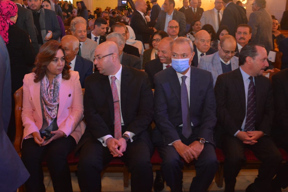شهد عبد الحميد الهجان محافظ القليوبية قداس الكنيسة الانجيلية بقصر الدوبارة بالقاهرة لمشاركة الاخوة المسيحين أعياد الميلاد المجيدة حيث كان في استقباله القس جورج شاكر نائب رئيس الطائفة الإنجيلية نيابة عن القس اندرية زكي راعي الكنيسة الإنجيلية وسط حضور كبير من رجال الدولة و الدبلوماسيين والفنانين والإعلاميين. وتتقدم محافظة القليوبية بالتهنئة لجموع الشعب المصرى وأبناء المحافظة بهذه المناسبة وأكد الهجان على العلاقة التي تربط المصريين، مسلمين وأقباط، والتي تُعد تجسيدًا حقيقيًّا للوحدة والإخاء في ظل القيادة الحكيمة للسيد الرئيس عبدالفتاح السيسي رئيس الجمهورية داعيًا المولى عز وجل أن تزداد أواصر المحبة والسلام بين أبناء الوطن جميعا؛ كي تظل مصر عامرة بالأمن والأمان والاستقرار وأكد المحافظ فخره واعتزازه بعلاقة الإخوة والتلاحم بين المصريين مسلمين ومسيحيين، والتي أصبحت نموذجا يحتذى به للتعايش والتسامح في العالم كله وترأس القداس جناب القس جورج شاكر نائب رئيس الطائفة الإنجيلية والذي وجه الشكر لمحافظ القليوبية ولجميع الحاضرين على حرصهم لحضور القداس، والذي يدل على عمق الترابط والوحدة بين أبناء الوطن الواحد، مثمنًا الجهود التي يقوم بها المحافظ ومعاونيه في النهوض بالمحافظة.