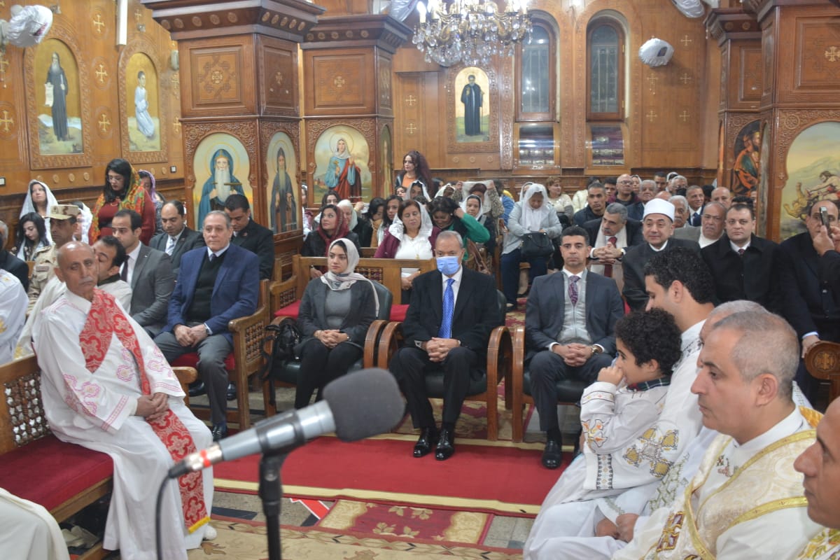 محافظ القليوبية يترأس وفداً لمشاركة الأخوة الأقباط إحتفالاتهم بعيد الميلاد المجيد بكنيسة العذراء بمدينة بنها ***************** ترأس عبد الحميد الهجان/ محافظ القليوبية، مساء اليوم الجمعة وفداً لمشاركة الأخوة الأقباط إحتفالاتهم بعيد الميلاد المجيد بكنيسة العذراء بمدينة بنها، يُرافقه كلاً من الدكتوره/ إيمان ريان والدكتور/ سمير حماد نائبي المحافظ، والساده مجدي سيف وعمرو درويش أعضاء مجلس النواب واللواء/ هشام خشبه سكرتير عام المحافظة والعميد أ.ح/ طارق عبد المعطي المستشار العسكري للمحافظة، والدكتور/خالد الخطيب وكيل وزارة الصحة بالقليوبية وفضيلة الشيخ/صفوت ابو السعود وكيل وزارة الاوقاف بالقليوبية ، وفضيلة الشيخ/ ممدوح عبد الجواد رئيس الإدارة المركزية بالقليوبية، وفضيلة الشيخ/ أحمد حسن رزق موجه عام العلوم االشرعي، وفضيلة الشيخ/ ياسر عواد مدير معاهد بنها النموذجي، والاستاذ/مصطفي حسانين نائب رئيس مدينة بنها وعدد من القيادات الأمنية والتنفيذية بالمحافظة. وكان في إستقبال "المحافظ" والوفد المُرافق له نيافة المطران مكسيموس أسقف بنها وقويسنا وتوابعها على رأس جمع من الآباء والكهنة والقساوسة، الذي أعرب عن سعادته للسيد المحافظ والوفد المرافق له ولجميع قيادات المحافظة الأمنية والتنفيذية وأعضاء البرلمان، الذين حرصوا على حضور القداس مشاركةً لأخوتهم فرحتهم بالعيد المجيد. فيما قَدَّم "محافظ القليوبية" التهنئة لنيافة المطران مكسيموس أسقف بنها وقويسنا وتوابعها، وللإخوة الأقباط بمناسبة عيد الميلاد المجيد، مؤكداً أن هذا العيد هو مناسبة سعيدة لمصر كلها فالشعب المصري كيان ونسيج واحد مسلمين ومسيحيين، تربطهم أواصر المحبة وعلاقات الإخوة والوطنية، ويعملون معاً على تنمية الوطن وتحقيق أمنه وإستقراره، مشيراً إلى أن مِصْرَ بنسيجها الوطني القوي قادرة على مواجهة التحديات والصعاب التى يمر بها العالم، وسوف تبقى منبعاً للسلام والمحبة، مُشيراً بأن الدولة المصرية ضربت أروع الأمثلة فى التنوع وحقوق الإنسان وممارسة حقيقية للمواطنة بعيداً عن الشعارات، تحت قيادة سياسية واعية. كما أشار "الهجان" إلي ضرورة تضافر كافة الجهود لنكون جميعاً يداً واحدةً من أجل نشر القيم السمحة والغفران والتسامح، والعمل على دفع عجلة التنمية والتقدم إلى الأمام، داعياً المولى العلي القدير أن يرعى أبناء مِصْرَ جميعاً مسيحيين ومسلمين، وأن يوحد صفوفنا ويحفظ وطننا الغالي من كل مكروه وسوء، فى ظل القيادة الرشيدة لفخامة السيد الرئيس عبد الفتاح السيسي/ رئيس الجمهورية. هذا وقد أعلن "محافظ القليوبية" في وقتٍ سابق رفع حالة الإستعدادات القصوى بكافة القطاعات الخدمية بنطاق المحافظة إستعداداً لأعياد الأخوة الأقباط، مُشيداً بجهود الجهات الأمنية فيما إتخذته من تدابير أمنية لتأمين جميع الكنائس في جميع أنحاء المحافظة وتسيير الحركة المرورية منها وإليها وفي السياق ذاته كَلَّفَ "المحافظ" الساده رؤساء الوحدات المحلية للمراكز والمدن والأحياء بمتابعة وتكثيف أعمال النظافة بالمناطق المحيطة بالكنائس والحدائق العامة والميادين الرئيسية، وإزالة جميع الإشغالات التي تعيق حركة المواطنين، مع إستمرار التواصل بين غرفة العمليات الرئيسية بالديوان العام وغرف العمليات الفرعية بجميع المراكز والمدن والأحياء والمديريات الخدمية على مدار الـ ٢٤ساعة لتلقى أية شكاوى أو بلاغات من المواطنين والعمل على حلها فوراً.