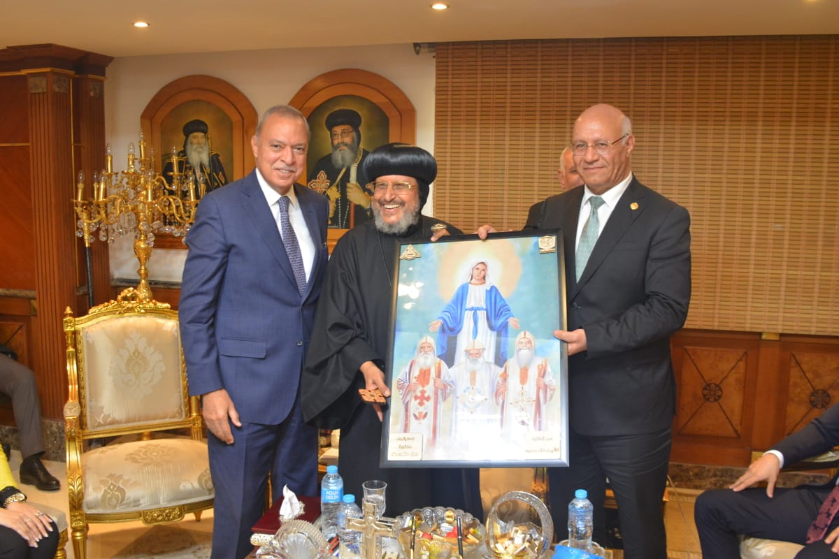 قام اللواء عبدالحميد الهجان محافظ القليوبية والدكتور جمال سوسه رئيس جامعة بنها ، بجولة موسعة اليوم السبت لتقديم التهنئة للأخوة المسيحيين داخل عدد من المطرانيات والكنائس بالمحافظة احتفالًا بعيد الميلاد المجيد. وبدأت الجولة بتقديم التهنئة لنيافة الأنبا مكسيموس مطران بنها وقويسنا بمطرانية بنها ، تبعها تقديم التهنئة للقس إميل أنور راعى الكنيسة الإنجيلية ببنها ، ثم تقديم التهنئة لنيافة الأنبا نوفير مطران شبين القناطر وتوابعها ، واختتمت الجولة بتقديم التهنئة لنيافة الأنبا مرقص مطران شبرا الخيمة بمطرانية شبرا الخيمة. وأكد المحافظ خلال الزيارة اعتزازه بالروابط القوية ومشاعر الأخوة والسماحة الدينية التي تميز الشعب المصري عن غيره من الشعوب، داعيًا الله أن تكون الأعياد فرصة جديدة لنشر التسامح والمودة بين أبناء الوطن الواحد. من جانبه أكد الدكتور جمال سوسه خلال اللقاء حرص جامعة بنها الدائم على مشاركة الأخوة المسيحيين في الاحتفال بأعيادهم ، تأكيدا لمشاعر الأخوة وروح المحبة والولاء والانتماء والوحدة الوطنية بين أطياف المجتمع كنسيج واحد فى وطن واحد لا يتجزأ فى ظل القيادة الرشيدة للرئيس عبدالفتاح السيسى رئيس الجمهورية. كما قدم رئيس الجامعة هدايا تذكارية من الأعمال اليدوية لطلاب كلية التربية النوعية بهذه المناسبة مشاركة من الجامعة فى كل المناسبات الوطنية، ودليل قوى على روح الحب والود والتسامح بين طلاب الجامعة مسلمين ومسيحين، وتطبيق عملى لمقرر سماحة الأديان فى المجتمع الجامعى.