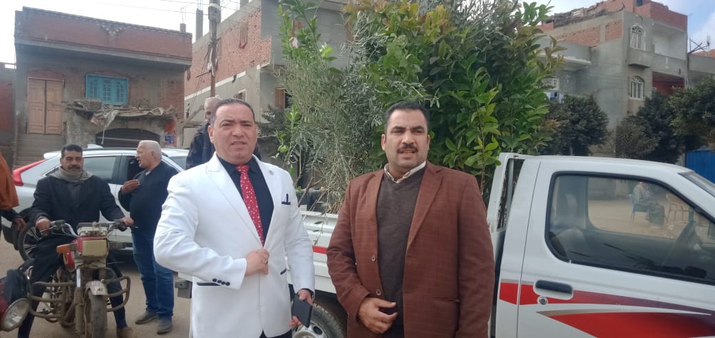 طاقة أمل انطلقت صباح اليوم الأثنين فعاليات مبادرة طاقة امل بمركز شباب السلام بقرية ساحل دجوى التابعة لمركز بنها برعاية اللواء عبد الحميد الهجان محافظ القليوبية والدكتور محمود الصبروط وكيل وزارة الشباب والرياضة بالقليوبية والدكتور محمد حسان رئيس مجلس ادارة مركز شباب السلام بقرية ساحل دجوى واحمد سليمان رئيس الوحدة المحلية بطحلة وقال الدكتور محمد حسان رئيس مجلس ادارة مركز شباب السلام بساحل دجوى ان مبادرة طاقة أمل تأتى تنفيذا للمبادرات الرئاسية تحت رعاية الرئيس عبد الفتاح السيسي رئيس الجمهورية والهادفة لنشر قيم الجمال والحياة الكريمة بالقرى المصرية وابراز القيم الإيجابية بالمجتمع المصرى حيث انطلقت المبادرة صباح اليوم بحضور عددا من قيادات المحافظة والشخصيات العامة . وكذلك إنارة المقابر والاستراحة الخاصة بها وكتابة العبارات الإيجابية التى تحث على نشر قيم الجمال وأشار احمد سليمان رئيس الوحدة المحلية بطحلة الى ان المبادرة تهدف للنظافة والتجميل بمدخل القرية والتشجير والدهانات ومراجعة الانارة العامة ورفع كفاءتها وزراعة الاشجار المثمرة . مضيفا انه تم تركيب بلاط انترلوك بمقابر القرية بالجهود الذاتية وتحت رعاية مركز الشباب والوحدة المحلية . وقال سليمان انه تم تدشين عددا من المشروعات بنطاق الوحدة المحلية منها تبطين الترع باجمالى 4 ترع وتدبيش مصرف طريق علما لتوسعة الطريق ورصفه وكذلك تم عمل تجميل قرية الرملة بتحويل مقالب مقالب القمامة الى حدائق ومنتزهات وكذلك قرى طحلة وكفر طحلة .
