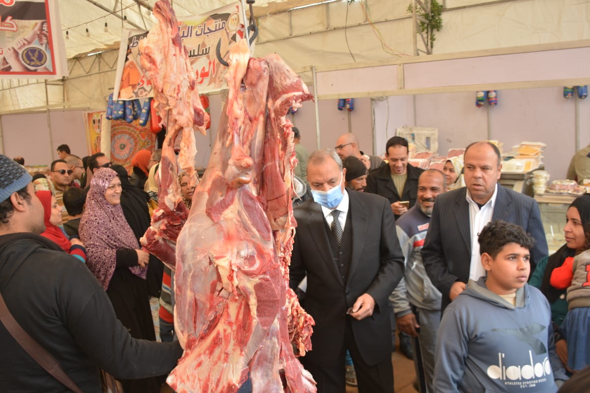قام عبد الحميد الهجان محافظ القليوبية، بتفقد معرض «أهلاً رمضان» لبيع السلع الغذائية بشارع فريد ندا بمدينة بنها، وذلك للإطمئنان على توافر كافة السلع الغذائية التي يحتاج إليها جميع فئات المواطنين لتلبية جميع إحتياجاتهم، يُرافقه المهندس علي عبد الستار رئيس مركز ومدينة بنها، وممثل من مباحث التموين . وأكد "الهجان" خلال تفقده المعرض على توافر جميع السلع الأساسية التي يحتاج إليها المواطنون وبأسعار تتناسب مع جميع الفئات، مؤكداً توافر السلع الأساسية من زيت وسكر ومكرونة والعدس واللحوم والأرز بمختلف أنواعه علي حسب نسبة الكسر لتتناسب مع جميع فئات المواطنين . هذ وقد أوضح "المحافظ" في وقتٍ سابق بأنه جاري تجهيز وافتتاح معارض وشوادر «أهلاً رمضان» ببعض مراكز المحافظة تِباعاً لتخفيف العبء على المواطنين، علاوة على ضخ كميات أكبر من المعروض من السلع الأساسية وتخزينها بباكيات العارضين لعدم نقص أي سلعة وللتيسير على المواطنين . وفي هذا الصدد فقد أعلنت محافظة القليوبية عن تخصيص خطوط لتلقي شكاوى وبلاغات المواطنين فيما يخص أي زيادة في الأسعار أو نقص في السلع الغذائية، من خلال الأرقام (٠١٣٣٢١٢٤٤٧) / (٠١٣٣٢١٢٤٦٦) أو عبر رسائل واتس آب على الرقم (٠١١١٩٩٩٢٦٢٤). وذلك على مدار الـ ٢٤ ساعة . ووجه "الهجان" السادة رؤساء المُدن والأحياء بإستمرار التنسيق مع مسئولي مباحث التموين وجهاز حماية المستهلك، ومديرية التموين، للمرور اليومي على معارض «أهلاً رمضان» بالإضافة إلى المرور على الأسواق ومحال ومنافذ بيع السلع الغذائية (أسواق عامة وهايبرات وسوبر ماركت)، للتأكُد من توافر كافة السلع الغذائية وعدم المغالاة في الأسعار، مع التشديد بالإلتزام بوضع قوائم لأسعار السلع في أماكن واضحة، وتدوين الأسعار على المنتجات الغذائية الموجودة بمنافذ البيع لكل سلعة على حدة، مؤكداً على اليقظة التامة واتخاذ الإجراءات القانونية الرادعة حيال أي مخالفات يتم رصدها، مع إستمرار عرض التقرير اليومي لحالة المعارض والأسواق بجميع أنحاء المحافظة . قام عبد الحميد الهجان محافظ القليوبية، بتفقد معرض «أهلاً رمضان» لبيع السلع الغذائية بشارع فريد ندا بمدينة بنها، وذلك للإطمئنان على توافر كافة السلع الغذائية التي يحتاج إليها جميع فئات المواطنين لتلبية جميع إحتياجاتهم، يُرافقه المهندس علي عبد الستار رئيس مركز ومدينة بنها، وممثل من مباحث التموين . وأكد "الهجان" خلال تفقده المعرض على توافر جميع السلع الأساسية التي يحتاج إليها المواطنون وبأسعار تتناسب مع جميع الفئات، مؤكداً توافر السلع الأساسية من زيت وسكر ومكرونة والعدس واللحوم والأرز بمختلف أنواعه علي حسب نسبة الكسر لتتناسب مع جميع فئات المواطنين . هذ وقد أوضح "المحافظ" في وقتٍ سابق بأنه جاري تجهيز وافتتاح معارض وشوادر «أهلاً رمضان» ببعض مراكز المحافظة تِباعاً لتخفيف العبء على المواطنين، علاوة على ضخ كميات أكبر من المعروض من السلع الأساسية وتخزينها بباكيات العارضين لعدم نقص أي سلعة وللتيسير على المواطنين . وفي هذا الصدد فقد أعلنت محافظة القليوبية عن تخصيص خطوط لتلقي شكاوى وبلاغات المواطنين فيما يخص أي زيادة في الأسعار أو نقص في السلع الغذائية، من خلال الأرقام (٠١٣٣٢١٢٤٤٧) / (٠١٣٣٢١٢٤٦٦) أو عبر رسائل واتس آب على الرقم (٠١١١٩٩٩٢٦٢٤). وذلك على مدار الـ ٢٤ ساعة . ووجه "الهجان" السادة رؤساء المُدن والأحياء بإستمرار التنسيق مع مسئولي مباحث التموين وجهاز حماية المستهلك، ومديرية التموين، للمرور اليومي على معارض «أهلاً رمضان» بالإضافة إلى المرور على الأسواق ومحال ومنافذ بيع السلع الغذائية (أسواق عامة وهايبرات وسوبر ماركت)، للتأكُد من توافر كافة السلع الغذائية وعدم المغالاة في الأسعار، مع التشديد بالإلتزام بوضع قوائم لأسعار السلع في أماكن واضحة، وتدوين الأسعار على المنتجات الغذائية الموجودة بمنافذ البيع لكل سلعة على حدة، مؤكداً على اليقظة التامة واتخاذ الإجراءات القانونية الرادعة حيال أي مخالفات يتم رصدها، مع إستمرار عرض التقرير اليومي لحالة المعارض والأسواق بجميع أنحاء المحافظة .