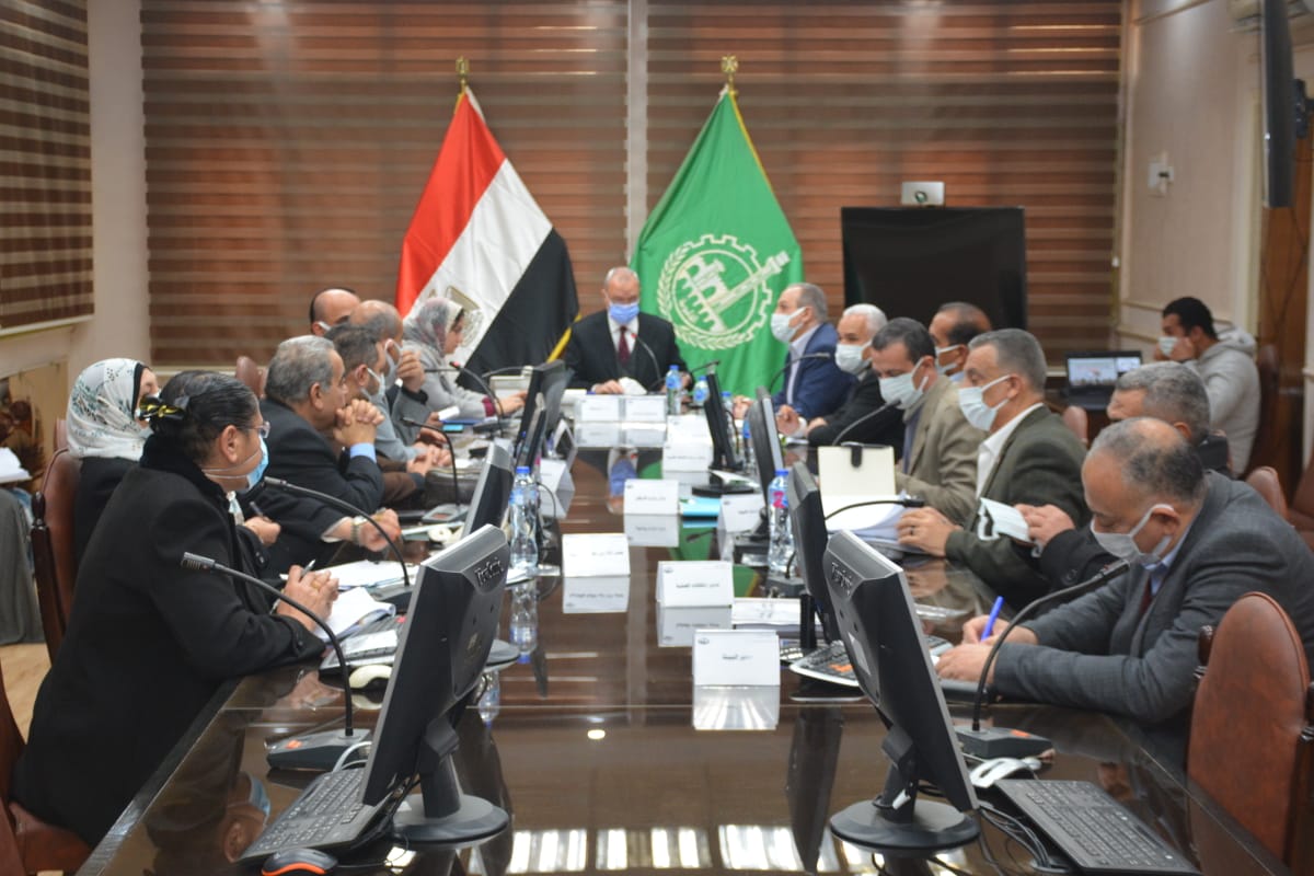 عقد عبد الحميد الهجان محافظ القليوبية، إجتماعاً باللجنة المشكلة لاختيار الأم المثالية بالديوان العام بعضوية كل من اللواء هشام خشبة السكرتير العام، وخالد عبد العليم وكيل وزارة التضامن الاجتماعي، والدكتور خالد الخطيب وكيل وزارة الصحة، وسماح إبراهيم وكيل وزارة التربية والتعليم، وشيرين بركات مقرر المجلس القومي للمرأة وعضو ممثل عن الأوقاف وإدارة الأمومة والطفولة. واستمع المحافظ إلى قصص النجاح لكل أم على حدة، من خلال الطلبات المقدمة حيث قامت اللجنة بإختيار 3 أمهات من إجمالي 18 أم متقدمة ليتم تصعيدهن لوزارة التضامن الإجتماعي لاختيار أم واحدة منهن من قبل وزارة التضامن الاجتماعي لتمثل القليوبية، ومن المقرر أن تقيم المحافظة إحتفالية لتكريم 20 أم مثالية على مستوى المحافظة ممن لم يتم إختيارهن اليوم . وأكد المحافظ أن معيار الاختيار هو مقدار عطاء الأم وكفاحها لتربية وتعليم أولادها وبناتها وإعلاء القيم الأخلاقية والإنسانية لديهم، مشيدًا بدور الأم وقدرتها على الحفاظ على أسرتها وتماسكها وإيجاد التوازن بين مسئوليات الأم المتعددة، ورعايتها لأبنائها والتزام الأسرة بمنظومة القيم والقدرة على مواجهة التحديات والصعاب .