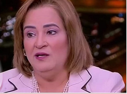 نفت الدكتورة هالة منصور مدير مركز الدراسات القومية السابق بمحافظة القليوبية واستاذ علم الإجتماع بجامعة بنها ما تداولته بعض المواقع الألكترونية وصفحات موقع التواصل الإجتماعى فيس بوك بشأن منع الخبز عن المواطنين بالريف خلال حوارها مع الأعلامى مصطفى بكرى ببرنامج حقائق واسرار مع الأعلامى مصطفى بكرى على قناة صدى البلد وقالت الدكتورة هالة منصور انه تم اجتزاء تصريحاتها بشكل خاطىء بما اساء فهمها . وأشارت الى انها انه فى معرض اجابتها على سؤال الإعلامى مصطفى بكرى حول الوضع الصعب فى مصر قالت انها متفائلة جدا ومطمئنة ففى مصر الوضع الصعب يمثل ميزة فالشعب المصرى هو شعب التحديات وللخروج من الأزمة الأقتصادية يجب ان نعود الى شعب منتج وان يكون لدينا انتاج محلى وأن نعود لتربية الطيور على أسطح المنازل ونعود لثقافة التربية المنزلية فتربية الطيور لم تكن قائمة على الأعلاف فقط واذا نظرنا الى تاريخنا سنجد حلولا لكل المشكلات . واضافت انها طالبت وأكدت على أهمية عودة ثقافة الريف المصرى والخبيز بالمنازل وان نستبدل دعم الخبز بدعم دقيق وان نعطى للمواطنين دقيق بدلا من الخبز لإنتاج الخبز فى منازلهم والزراعة بالقرى لما يكفى للمعيشة والتوقف عن استيراد لعب الاطفال واللحوم والسلع الترفيهية وانه يجب ان نضع اقتصاد حرب ونتوقف عن استيراد الكماليات وان نعيد الانتاج المحلى وان تكون الدولة مايسترو لضبط الاسعار ومعرفة الكلفة الانتاجية وهامش السعر ولا نترك التسعير عشوائيا ووضع السعر لان الدولة ان لم تتدخل سيتحول المجتمع الى حلبة مصارعة وصراع وانه بمزيد من الحلول البسيطة للمشاكل والرجوع لتاريخنا وان نستدعى منه كل ما هو ايجابي سنخرج من الأزمة .