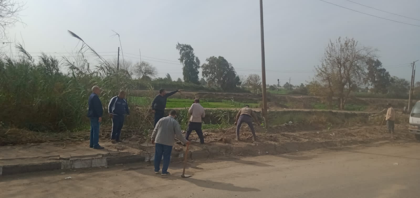 مبادرات مجتمعية بقرية كفر الجزار ببنها للتجميل والتشجير وجه عيد عزت رئيس الوحدة المحلية بكفر الجزار الشكر للقائمين على مبادرات التجميل والتشجير من شباب القرية . واكد على دعم محافظ القليوبية اللواء عبد الحميد الهجان ودعم رئيس مدينة بنها المهندس محمد عبد الحميد مرعى لكل المبادرات المجتمعية الهادفة لبث ونشر قيم الجمال وازالة كافة مظاهر القبح والأهمال . وقال على محمد منسق مبادرة هنزرعها ونجملها ومسئول شركة النظافة بقرية كفر الجزار انه وشركائه من فريق العمل بالمبادرة بدأوا فى سلسلة من المبادرات منها زراعة الأشجار المثمرة بمحيط اسوار المدارس والمساجد والطرق العامة ومبادرة كساء لدعم الأسر الفقيرة . مضيفا انه تم اطلاق مبادرة جديدة لدعم جهود الوحدة المحلية بكفر الجزار لتجميل وزراعة مدخل ومخرج كفر الجزار باتجاه الطريق الزراعى القاهرة – الأسكندرية. اما عبد الله محمد المشرف على اعمال المبادرات بالقرية فقال انه تم عمل مبادرات لوضع بلاط الأنترلوك بمقابر القرية وعمل تندات لحماية المواطنين وحماية المقابر خاصة فى موسم الأمطار وانارتها وتم الانتهاء وازالة 25 نقطة تجميع قمامة بالقرية . من جانبه اشار عيد عزت رئيس الوحدة المحلية بكفر الجزار انه تم زراعة قرابة 2000شجرة فى اطار مبادرة ازرع شجرة التى اطلقتها الوحدة بنطاق القرى التابعة لها منها قرابة 300 شجرة مصمرة من اشجار الزيتون والليمون والجوافة والرمان بقرية دملو وزراعة مئات الاشجار بباقي قرى الوحدة ورفع قرابة 40 طن قمامة من قرى كفر الجزار.