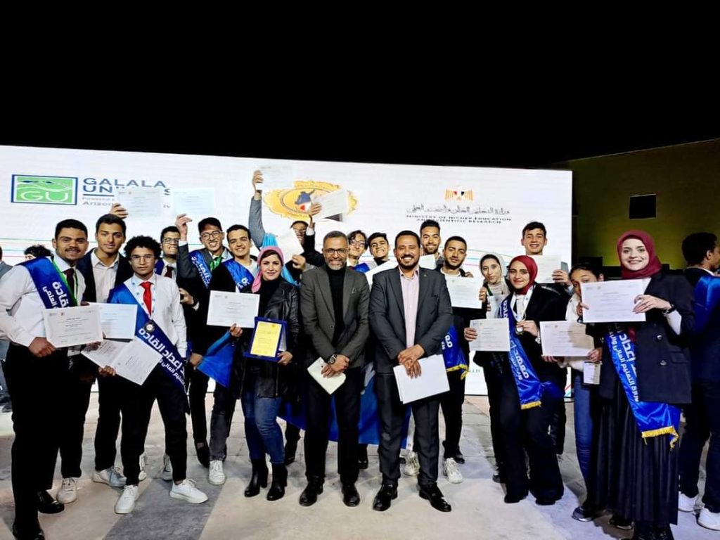 أعلن الدكتور جمال سوسة رئيس جامعة بنها ، حصول طلاب جامعة بنها الأهلية علي مراكز متقدمة خلال فعاليات أسبوع إعداد قادة الجامعات الأهلية والتكنولوجية والذي عقد في رحاب جامعة الجلالة بمشاركة 20 جامعة أهلية وتكنولوجية. وذلك تحت رعاية الدكتور أيمن عاشور وزير التعليم العالى والبحث العلمى ، والدكتور أشرف صبحي وزير الشباب والرياضة. حيث فاز الطالب يحيي هشام عبد العزيز الفرقة الأولي بكلية الطب البشري بالمركز الثاني في مسابقة العزف الفردي ، وفازت الطالبة منة الله هاني شاكر الفرقة الأولي بكلية الطب البشري بالمركز الثالث في التنس الأرضي ، وفاز الطالب يوسف السيد محمد عبده الفرقة الأولي كلية الطب البشري بالمركز الثالث في مسابقة الفنون التشكيلية مجال الرسم ، كما فازت الجامعة بالمركز الرابع في كرة القدم الخماسية. من جانبه قدم رئيس الجامعة التهنئة للطلاب، مؤكدًا على حرص إدارة الجامعة على مشاركة طلاب جامعة بنها الأهلية، يأتى فى إطار استراتيجية الجامعة المهتمة بثقل شخصية الطالب وبنائها على نحو متكامل يجمع بين المهارات العلمية والشخصية عن طريق تشجيع الطلاب على ممارسة الأنشطة الطلابية بكافة أشكالها الفردية والجماعية وبمختلف مجالاتها. واضاف الدكتور جمال سوسه أن الجامعة لا تألوا جهدا فى اكتشاف الموهوبين والعمل على توفير بيئة مُحفزة للمبدعين والنوابغ فى إطار توجيهات فخامة الرئيس عبدالفتاح السيسي رئيس الجمهورية بالاهتمام بالموهوبين ورعايتهم. كما قدم سيادته التهنئة للطلاب الفائزين، وأعضاء هيئة التدريس والجهاز الادارى المرافق لهم على مجهوداتهم العظيمة وحسن تمثيلهم للجامعة فى المسابقة وجميع المحافل والمناسبات. جدير بالذكر ان أسبوع إعداد قادة الجامعات الأهلية شارك فيه 700 طالب وطالبة من طلاب الجامعات الأهلية والتكنولوجية، كما تضمن الأسبوع أنشطة مختلفة منها النشاط الرياضي وكرة قدم خماسية - تنس طاولة التنس الأرضي كما يضم النشاط الثقافى دورى المعلومات، والنشاط الإجتماعي من خلال مسابقة الشطرنج ومسابقة الطالب المثالي والطالبة المثالية، النشاط الفنى من خلال مسابقات الموسيقى ومسابقات الفنون التشكيلية، وأيضا النشاط العلمي والتكنولوجي.