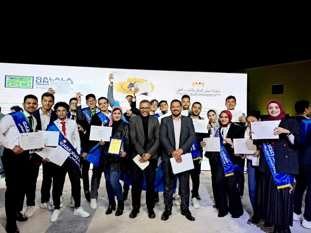 أعلن الدكتور جمال سوسة رئيس جامعة بنها ، حصول طلاب جامعة بنها الأهلية علي مراكز متقدمة خلال فعاليات أسبوع إعداد قادة الجامعات الأهلية والتكنولوجية والذي عقد في رحاب جامعة الجلالة بمشاركة 20 جامعة أهلية وتكنولوجية. وذلك تحت رعاية الدكتور أيمن عاشور وزير التعليم العالى والبحث العلمى ، والدكتور أشرف صبحي وزير الشباب والرياضة. حيث فاز الطالب يحيي هشام عبد العزيز الفرقة الأولي بكلية الطب البشري بالمركز الثاني في مسابقة العزف الفردي ، وفازت الطالبة منة الله هاني شاكر الفرقة الأولي بكلية الطب البشري بالمركز الثالث في التنس الأرضي ، وفاز الطالب يوسف السيد محمد عبده الفرقة الأولي كلية الطب البشري بالمركز الثالث في مسابقة الفنون التشكيلية مجال الرسم ، كما فازت الجامعة بالمركز الرابع في كرة القدم الخماسية. من جانبه قدم رئيس الجامعة التهنئة للطلاب، مؤكدًا على حرص إدارة الجامعة على مشاركة طلاب جامعة بنها الأهلية، يأتى فى إطار استراتيجية الجامعة المهتمة بثقل شخصية الطالب وبنائها على نحو متكامل يجمع بين المهارات العلمية والشخصية عن طريق تشجيع الطلاب على ممارسة الأنشطة الطلابية بكافة أشكالها الفردية والجماعية وبمختلف مجالاتها. واضاف الدكتور جمال سوسه أن الجامعة لا تألوا جهدا فى اكتشاف الموهوبين والعمل على توفير بيئة مُحفزة للمبدعين والنوابغ فى إطار توجيهات فخامة الرئيس عبدالفتاح السيسي رئيس الجمهورية بالاهتمام بالموهوبين ورعايتهم. كما قدم سيادته التهنئة للطلاب الفائزين، وأعضاء هيئة التدريس والجهاز الادارى المرافق لهم على مجهوداتهم العظيمة وحسن تمثيلهم للجامعة فى المسابقة وجميع المحافل والمناسبات. جدير بالذكر ان أسبوع إعداد قادة الجامعات الأهلية شارك فيه 700 طالب وطالبة من طلاب الجامعات الأهلية والتكنولوجية، كما تضمن الأسبوع أنشطة مختلفة منها النشاط الرياضي وكرة قدم خماسية - تنس طاولة التنس الأرضي كما يضم النشاط الثقافى دورى المعلومات، والنشاط الإجتماعي من خلال مسابقة الشطرنج ومسابقة الطالب المثالي والطالبة المثالية، النشاط الفنى من خلال مسابقات الموسيقى ومسابقات الفنون التشكيلية، وأيضا النشاط العلمي والتكنولوجي.