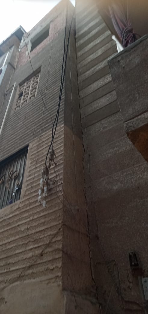أهالى منشية النور ببنها يستغيثون بمحافظ القليوبية.. التصدعات والشروخ تهدد حياتنا بسبب كمبوند سكنى

ناشد العشرات من أهالى شارع عبد العزيز عبد الكريم بجوار معصرة القرش مدخل بنها القبلى بمنشية النور ببنها بتدخل عاجل من اللواء عبد الحميد الهجان محافظ القليوبية والمحاسب محمد عبد الحميد مرعى رئيس مدينة ومركز بنها بعد تصدع قرابة 12منزل مبنية بنظام الحوائط الحاملة على 4 ادوار لكل منزل وتخوفهم  من انهيار منازلهم بسبب أعمال بناء كمبوند سكنى خلف منازلهم مما تسبب في تصدعات ببعض المبانى وتهديد سلامة قرابة 50 أسرة .
وطالب عبد الله عرفه صيدلى بتدخل أجهزة محافظة القليوبية ومجلس مدينة بنها ولجنة المنشآت الآيلة للسقوط والأدارة الهندسية لفحص الشروخ والتصدعات الناتجة عن أعمال الحفر على عمق يزيد عن 4 أمتار و6 أمتار لدق الخوازيق خلف منازلهم مما تسبب في شروخ خطيرة بالمنازل.
وطالب ابراهيم الدسوقي مصطفى مدرس بسرعة تحرك الأجهزة التنفيذية بالمحافظة ومجلس مدينة بنها لفحص المنازل المتصدعة قبل فوات الاوان .
وأشار إلى أنهم لجاوا للمقاول المسئول وطالبوا بتأمين منازلهم ولكن دون جدوى.
معقبا بقوله نخشى على أنفسنا وذوينا من الموت تحت أنقاض منازلنا التى قاربت على النصف قرن .
 وأكد مصطفى مصطفى السيد خراط أنه يعيش في حالة من الخوف بعد أن أصبح يرى ضوء الشمس من الشروخ بغرفته وأنه ينتظر الموت في اى لحظة.
وناشد ناجح محمد نصر موظف بالمعاش  اللواء عبد الحميد الهجان محافظ القليوبية سرعة التحرك قبل انتشالهم من تحت أنقاض منازلهم.