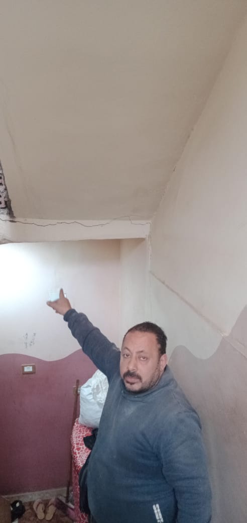 أهالى منشية النور ببنها يستغيثون بمحافظ القليوبية.. التصدعات والشروخ تهدد حياتنا بسبب كمبوند سكنى

ناشد العشرات من أهالى شارع عبد العزيز عبد الكريم بجوار معصرة القرش مدخل بنها القبلى بمنشية النور ببنها بتدخل عاجل من اللواء عبد الحميد الهجان محافظ القليوبية والمحاسب محمد عبد الحميد مرعى رئيس مدينة ومركز بنها بعد تصدع قرابة 12منزل مبنية بنظام الحوائط الحاملة على 4 ادوار لكل منزل وتخوفهم  من انهيار منازلهم بسبب أعمال بناء كمبوند سكنى خلف منازلهم مما تسبب في تصدعات ببعض المبانى وتهديد سلامة قرابة 50 أسرة .
وطالب عبد الله عرفه صيدلى بتدخل أجهزة محافظة القليوبية ومجلس مدينة بنها ولجنة المنشآت الآيلة للسقوط والأدارة الهندسية لفحص الشروخ والتصدعات الناتجة عن أعمال الحفر على عمق يزيد عن 4 أمتار و6 أمتار لدق الخوازيق خلف منازلهم مما تسبب في شروخ خطيرة بالمنازل.
وطالب ابراهيم الدسوقي مصطفى مدرس بسرعة تحرك الأجهزة التنفيذية بالمحافظة ومجلس مدينة بنها لفحص المنازل المتصدعة قبل فوات الاوان .
وأشار إلى أنهم لجاوا للمقاول المسئول وطالبوا بتأمين منازلهم ولكن دون جدوى.
معقبا بقوله نخشى على أنفسنا وذوينا من الموت تحت أنقاض منازلنا التى قاربت على النصف قرن .
 وأكد مصطفى مصطفى السيد خراط أنه يعيش في حالة من الخوف بعد أن أصبح يرى ضوء الشمس من الشروخ بغرفته وأنه ينتظر الموت في اى لحظة.
وناشد ناجح محمد نصر موظف بالمعاش  اللواء عبد الحميد الهجان محافظ القليوبية سرعة التحرك قبل انتشالهم من تحت أنقاض منازلهم.