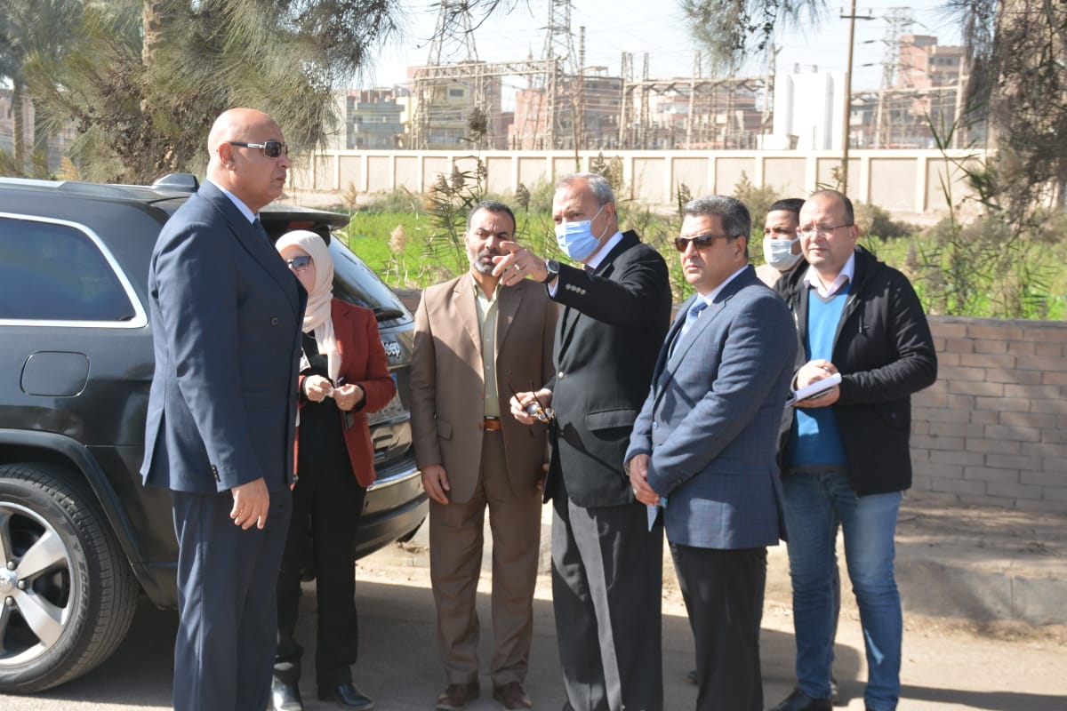 

في إطار خطة المحافظة لتطوير عاصمة القليوبية والنهوض بها حضارياً لتليق بأبناء المحافظة وزائريها، فقد قام عبد الحميد الهجان محافظ القليوبية، يُرافقهُ اللواء محمد الكيلاني رئيس جهاز تعمير القاهرة الكُبرى، بجولة ميدانية لمُتابعة أعمال تطوير المرحلة الثانية بالكامل من شارع فريد ندا بمدينة بنها، للوقوف على كافة المعوقات وحلها لتسريع منظومة العمل للإنتهاء من تطوير المرحلة بالكامل في أسرع وقت ممكن تيسيراً على المواطنين.

وتفقدَّ "المحافظ" ورئيس جهاز تعمير القاهرة الكُبرى الأعمال الجارية على كوبري المصنع الحربي، وما تم إنجازه في تلك المنطقة، حيث يتم الآن فرد طبقة الأساس بعد نزلة كوبري المصنع الحربي حتى الطريق الزراعي، وذلك بعد تسوية المنطقة ودمكها تمهيداً لأعمال الرصف، بالإضافة إلى أنه جاري معالجة فواصل الكوبري والشروخ الموجودة بشكل جذري طبقاً لتقرير كلية الهندسة، كما تم تفقد حديقة النصب التذكاري وحديقة النافورة ومبنى الكمين الجديد والأعمال المُنتهية ما بعد الكمين حتى الرياح التوفيقي بجوار مديرية الطرق .

ووجه "محافظ القليوبية" بدهان السور الصاج المتواجد على جسم الكوبري من الجهتين ليتماشى مع أعمال التطوير علاوة على إستبدال السور الخرساني بمدخل بنها الجنوبي بآخر من الكريتال لتوحيد وتحسين الرؤية البصرية، بالإضافة إلى إستبدال جميع أعمدة الإنارة المتواجدة على الكوبري بأخرى حديثة موفرة للطاقة مع مراعاة توزيعها بشكل متناسق لوضوح الرؤية على إمتداد الكوبري، مُشدداً على تغيير الخط بلوحة أسماء الشُهداء بحديقة النصب التذكاري، بالإضافة إلى تسوية السور الحديدي الفاصل بين النصب التذكاري والحديقة بنفس مستوى الإنترلوك، وضرورة إستكمال الكريتال على السور الخرساني للحديقة وتوريد كشافات الإنارة على سور الحديقة، كما وجه "الهجان" بإنهاء وصلات المياه لحديقة النافورة ولمبنى الكمين مع مراعاة وصلات المياه للجزر الوسطى.

ومن جانبه شددَّ اللواء/ محمد الكيلاني رئيس جهاز تعمير القاهرة الكُبرى على المهندسين القائمين بالأعمال بضرورة تسريع العمل وزيادة المُعدات والعمالة، والإنتهاء من جميع أعمال المرحلة قبل الموعد المُحدد، مع الإلتزام بجودة كافة الأعمال لظهور المرحلة بشكل لائق بمدينة بنها عاصمة القليوبية، لافتاً بأنه سيتم إتخاذ إجراءات حاسمة لبطء الأعمال والدفع بشركات أخرى لإنجاز المرحلة .

وتجدُر الإشارة إلى أن أعمال تطوير المرحلة الثانية من شارع فريد ندا تتم على جزئين الجزء الأول يبدأ من أول كمين أتريب حتى طريق الرياح التوفيقي، والجزء الثاني يبدأ من أول كوبري المصنع الحربى وحتى مدخل مدينة بنها على الطريق الزراعي ، وتتضمن أعمال تطوير المرحلة الثانية، رصف الطريق بالكامل وتنسيق الحدائق وزيادة المسطحات الخضراء وزراعة الجزر الوسطى، وتخصيص أماكن إنتظار للسيارات وأماكن لتنزه المواطنين، ويهدُف التطوير إلى تنسيق وتجميل الطريق بالكامل وإعادة صياغته وفقاً لرؤية معمارية تعمل على تحسين الرؤية البصرية، كما سيراعى في التطوير تفادي المشاكل المرورية للقطاع بالكامل وإعادة تنسيق خطوط التنظيم المؤدية له وتحديد مسارات المشاة لإعادة الوجه الحضاري والجمالي بالشارع بأكمله.

جاء ذلك بحضور المهندس خالد صلاح مدير منطقة القليوبية بجهاز التعمير، والمهندسة صفاء محمد رئيس الإدارة المركزية لمكتب رئيس جهاز تعمير القاهرة الكُبرى، ومحمد مرعي رئيس مركز ومدينة بنها، والمهندس ياسر مرعي مدير عام الشبكات الأرضية بالقليوبية، ومهندسي الشركات المنفذة.