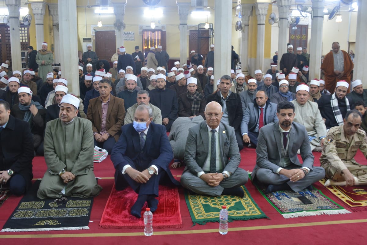شهد عبد الحميد الهجان محافظ القليوبية ، مساء اليوم الخميس، الاحتفال بذكرى الإسراء والمعراج، الذي نظمته مديرية الأوقاف بالقليوبية في مسجد ناصر بمدينة بنها. جاء هذا بحضور الدكتور جمال سوسة رئيس جامعة بنها، والدكتور سمير حماد نائب المحافظ، والدكتور سيد فودة نائب رئيس جامعة بنها، واللواء إبراهيم عودة مساعد مدير أمن القليوبية، والمهندس علي يوسف أبو عقيل السكرتير العام المساعد، والعميد أ.ح طارق عبد المعطي المستشار العسكري للمحافظة، وفضيلة الشيخ صفوت أبو السعود وكيل وزارة الأوقاف بالقليوبية، وفضيلة الشيخ ممدوح عبد الجواد رئيس المنطقة الأزهرية بالقليوبية، والمحاسب محمد مرعي رئيس مدينة بنها، وعدد من القيادات التنفيذية والشعبية والأمنية بالمحافظة. بدأ الاحتفال بتلاوة آيات من الذكر الحكيم، ثم ألقى وكيل وزارة الأوقاف، كلمة، تناول خلالها الدروس المستفادة من رحلة الإسراء والمعراج، وأهميتها فى حياتنا اليومية، مؤكدا ضرورة الاقتداء بالرسول في العمل والكفاح والصبر على الشدائد، والتحلي بخلق وسنة رسولنا الكريم، والتي تعد دستورا للحياة ومنهجا لبناء المجتمعات الصالحة، مؤكدا أن دعوة الإسلام هي دعوة للتآخي والتراحم والتسامح. واختتم الاحتفال بتكريم الشيخ محمد أحمد عبد الغني دغيدي الحاصل على المركز الأول في الفرع الثالث للمسابقة العالمية التاسعة والعشرون لحفظ القرآن الكريم بالقاهرة، في حفظ القران الكريم وتفسيره وتطبيقات علوم القرآن الكريم . من جانبه، هنأ محافظ القليوبية المواطنين بهذه الذكرى المباركة، سائلاً المولى عز وجل أن يحفظ مصرنا الحبيبة، وأن يسبغ علينا وعلى العالم أجمع الأمن والأمان والاستقرار، مؤكدا ضرورة ترسيخ روح الولاء والانتماء في نفوس أبنائنا ونشر المحبة والسلام من أجل بناء وطننا.
