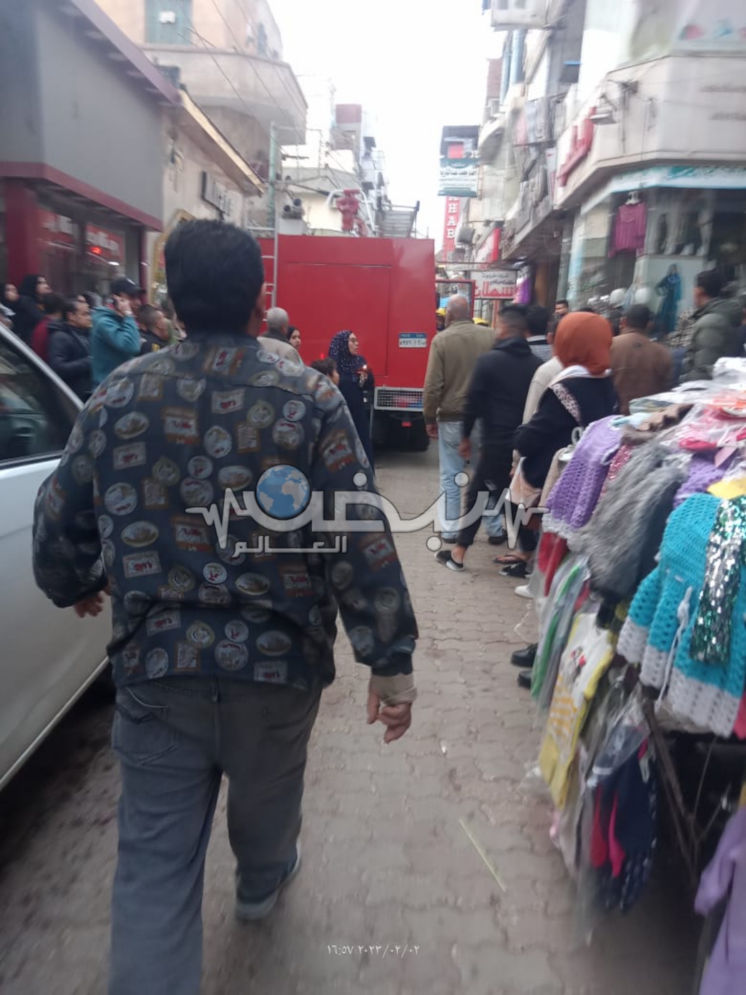 عاجل| إصابة اشخاص في حريق نشب بمحل ملابس في شارع عطا بمدينة بنها اصيب عدد من أشخاص في حريق نشب منذ قليل داخل سنتر ملابس في شارع عطا بمدينة بنها القليوبية. تلقى الأجهزة الأمنية بلاغ يفيد بنشوب حريق في محل ملابس بالشارع التجاري «شارع عطا»، يفيد بإصابة عدد من الاشخاص، وعلي الفور تم الدفع بثلاث سيارات إطفاء الحريق وسيارة اسعاف لمكان الحادث. وتم نقل المصابين الي مستشفي بنها الجامعي ليتلقوا العلاج اللازم، وتم تحرير محضر بالواقعة وجاري التحريات. 