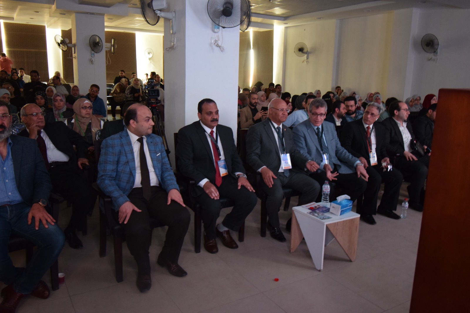 بالتعاون مع الجمعية المصرية للتدخل الجراحى الدقيق : رئيس جامعة بنها يشهد ورشة عمل عن المناظير الجراحية النسائية شهد الدكتور جمال سوسه رئيس جامعة بنها ورشة عمل عن المناظير الجراحية النسائية فى مصر بمركز المهارات والمحاكاه الطبية بجامعة بنها بالتعاون مع كلية الطب البشرى ممثلة فى قسم النساء والتوليد والجمعية المصرية للتدخل الجراحى الدقيقة، وذلك لتدريب شباب الأطباء على أساسيات جراحة المناظير وتبادل المعرفة والاحتكاك بالخبرات والمدارس الجراحية المختلفة فى هذا المجال. جاء ذلك بحضور الدكتور تامر سمير نائب رئيس الجامعة لشئون التعليم والطلاب ، والدكتور محمد الأشهب عميد كلية الطب البشرى ، ووكلاء كلية الطب البشرى ، والدكتور محمد عبد السلام رئيس قسم النساء والتوليد بكلية الطب البشرى والدكتور أشرف المشد مدير مركز المهارات والمحاكاة الطبية ، وخبراء دوليين فى جراحة المناظير من انجلترا، والمانيا ، وجامعات القاهرة ،وعين شمس، وحلوان، وطنطا ، والمنوفية ، وبنها. وقال الدكتور جمال سوسه أن جراحة المناظير تعد من الأساسيات لكل طبيب بشرى فى معظم التخصصات الطبية حيث أن طرق التدريس الاكلينكى وإتقان المهارات الجراحية تتغير من وقت لآخر ، لذلك أصبح التعلم القائم على المحاكاة من أفضل الطرق التطبيقية حيث يوفر فرصة للتدريب ثم تقييم الطلاب بشكل موضوعى وعلى نطاق واسع واكتساب الثقة قبل دخولهم غرفة العمليات وإجراء العمليات الجراحية على مرضى أحياء ، مشيرا إلى أن تعلم المهارات الجراحية على شخص حى يمكن أن يكون له مشكلات طبية وقانونية وأخلاقية، وبالتالى يؤدى أستخدام المحاكاة إلى تحويل تعلم المهارات الجراحية الاساسية من غرفة العمليات إلى المختبر لممارسة المهارات الجراحية وصقلها كما تعتبر المحاكاه مفيدة لترقية المهارات الجراحية للأطباء الأكبر سناً. وأشار رئيس الجامعة إلى أن التعلم القائم على المحاكاة يجعل الجراح لاحقا أكثر كفاءة فى التعامل مع المضاعفات أثناء الجراحة ويمكن للجراح ممارسة العمليات الجراحية الأقل شيوعا مسبقا وهذا يساعد على زيادة السرعة والكفاءة والتلقائية والدقة فى التشخيص والعلاج فى هذا المجال ، كما أن المحاكاه تتيح مساحة للخطا والقدرة على السماح للمتدربين بمعرفة عواقب الخطأ أثناء الجراحة ، مما يساهم فى تزويد المرضى بأفضل رعاية صحية وتقديم تعليم طبى مبتكر عالى الجودة وهو مايتفق مع رؤية الحكومة المصرية 2030 . يذكر أن الورشة سوف تستمر لمدة ثلاث أيام سيتم عمل محاضرات تفاعلية بالإضافة إلى تدريب عملى للأطباء على أحدث أجهزة المحاكاة الطبية بالمركز وتختتم بعمليات حية بمستشفى بنها الجامعى.