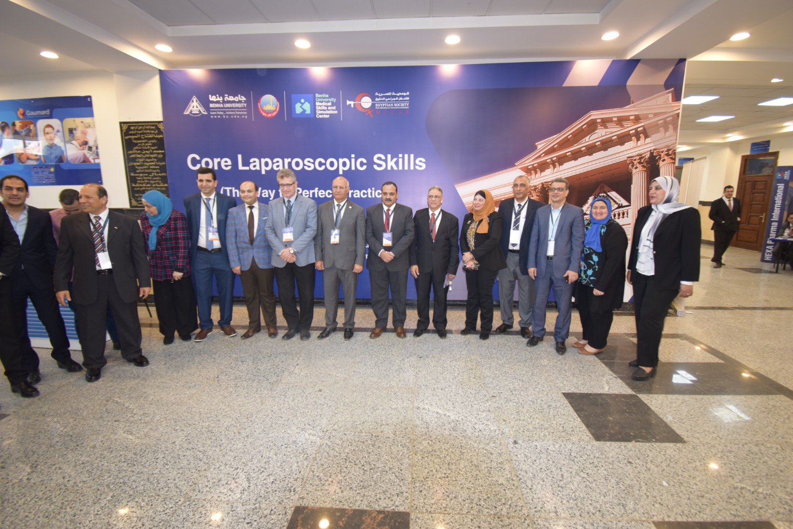 بالتعاون مع الجمعية المصرية للتدخل الجراحى الدقيق : رئيس جامعة بنها يشهد ورشة عمل عن المناظير الجراحية النسائية شهد الدكتور جمال سوسه رئيس جامعة بنها ورشة عمل عن المناظير الجراحية النسائية فى مصر بمركز المهارات والمحاكاه الطبية بجامعة بنها بالتعاون مع كلية الطب البشرى ممثلة فى قسم النساء والتوليد والجمعية المصرية للتدخل الجراحى الدقيقة، وذلك لتدريب شباب الأطباء على أساسيات جراحة المناظير وتبادل المعرفة والاحتكاك بالخبرات والمدارس الجراحية المختلفة فى هذا المجال. جاء ذلك بحضور الدكتور تامر سمير نائب رئيس الجامعة لشئون التعليم والطلاب ، والدكتور محمد الأشهب عميد كلية الطب البشرى ، ووكلاء كلية الطب البشرى ، والدكتور محمد عبد السلام رئيس قسم النساء والتوليد بكلية الطب البشرى والدكتور أشرف المشد مدير مركز المهارات والمحاكاة الطبية ، وخبراء دوليين فى جراحة المناظير من انجلترا، والمانيا ، وجامعات القاهرة ،وعين شمس، وحلوان، وطنطا ، والمنوفية ، وبنها. وقال الدكتور جمال سوسه أن جراحة المناظير تعد من الأساسيات لكل طبيب بشرى فى معظم التخصصات الطبية حيث أن طرق التدريس الاكلينكى وإتقان المهارات الجراحية تتغير من وقت لآخر ، لذلك أصبح التعلم القائم على المحاكاة من أفضل الطرق التطبيقية حيث يوفر فرصة للتدريب ثم تقييم الطلاب بشكل موضوعى وعلى نطاق واسع واكتساب الثقة قبل دخولهم غرفة العمليات وإجراء العمليات الجراحية على مرضى أحياء ، مشيرا إلى أن تعلم المهارات الجراحية على شخص حى يمكن أن يكون له مشكلات طبية وقانونية وأخلاقية، وبالتالى يؤدى أستخدام المحاكاة إلى تحويل تعلم المهارات الجراحية الاساسية من غرفة العمليات إلى المختبر لممارسة المهارات الجراحية وصقلها كما تعتبر المحاكاه مفيدة لترقية المهارات الجراحية للأطباء الأكبر سناً. وأشار رئيس الجامعة إلى أن التعلم القائم على المحاكاة يجعل الجراح لاحقا أكثر كفاءة فى التعامل مع المضاعفات أثناء الجراحة ويمكن للجراح ممارسة العمليات الجراحية الأقل شيوعا مسبقا وهذا يساعد على زيادة السرعة والكفاءة والتلقائية والدقة فى التشخيص والعلاج فى هذا المجال ، كما أن المحاكاه تتيح مساحة للخطا والقدرة على السماح للمتدربين بمعرفة عواقب الخطأ أثناء الجراحة ، مما يساهم فى تزويد المرضى بأفضل رعاية صحية وتقديم تعليم طبى مبتكر عالى الجودة وهو مايتفق مع رؤية الحكومة المصرية 2030 . يذكر أن الورشة سوف تستمر لمدة ثلاث أيام سيتم عمل محاضرات تفاعلية بالإضافة إلى تدريب عملى للأطباء على أحدث أجهزة المحاكاة الطبية بالمركز وتختتم بعمليات حية بمستشفى بنها الجامعى.