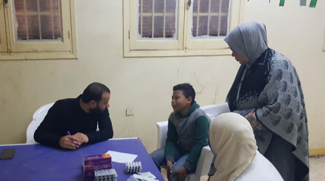 انطلاقا من الدور المجتمعي لجامعة بنها ، وفي إطار مبادرة "حياة كريمة"، والتي أطلقها فخامة الرئيس عبد الفتاح السيسي رئيس الجمهورية لتطوير القرى المصرية ، نظم قطاع خدمة المجتمع وتنمية البيئة بجامعة بنها قافلة طبية متكاملة بقرية السفاينة مركز طوخ وذلك بالتنسيق مع مديرية الشباب والرياضة بالقليوبية. وجاءت القافلة برعاية الدكتور جمال سوسة رئيس جامعة بنها ، والدكتور تامر سمير نائب رئيس الجامعة لشئون التعليم والطلاب ، والدكتور السيد فوده نائب رئيس الجامعة لشئون خدمة المجتمع وتنمية البيئة ، والدكتور محمد الأشهب عميد كلية الطب ورئيس مجلس إدارة مستشفيات بنها الجامعية ، والدكتورة نيرمين عدلي وكيل كلية الطب لشئون خدمة المجتمع وتنمية البيئة ، والدكتورعمرو الدخاخنى المدير التنفيذي لمستشفيات بنها الجامعية ، وبالتنسيق مع الأستاذة رانيا معتز أمين الجامعة المساعد لشئون خدمة المجتمع وتنمية البيئة ، والدكتور مصبح الكحيلي مدير عام رعاية الشباب بالجامعة. وشارك في القافلة أطباء في تخصصات الباطنة العامة ، والأطفال ، والمد ، والعظام ، وتم الكشف علي أهالي القرية بإجمالي 217 حالة تنوعت ما بين 45 حالة باطنة ، و67 حالة أطفال ، و59 حالة رمد ، و46 حالة عظام ، وصرف العلاج مجانا ، كما تم تحويل بعض الحالات للمستشفى الجامعي لعمل الإشاعات اللازمة وإجراء العمليات الجراحية.