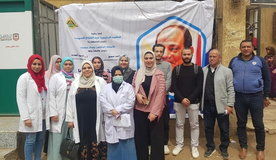 انطلاقا من الدور المجتمعي لجامعة بنها ، وفي إطار مبادرة "حياة كريمة"، والتي أطلقها فخامة الرئيس عبد الفتاح السيسي رئيس الجمهورية لتطوير القرى المصرية ، نظم قطاع خدمة المجتمع وتنمية البيئة بجامعة بنها قافلة طبية متكاملة بقرية السفاينة مركز طوخ وذلك بالتنسيق مع مديرية الشباب والرياضة بالقليوبية. وجاءت القافلة برعاية الدكتور جمال سوسة رئيس جامعة بنها ، والدكتور تامر سمير نائب رئيس الجامعة لشئون التعليم والطلاب ، والدكتور السيد فوده نائب رئيس الجامعة لشئون خدمة المجتمع وتنمية البيئة ، والدكتور محمد الأشهب عميد كلية الطب ورئيس مجلس إدارة مستشفيات بنها الجامعية ، والدكتورة نيرمين عدلي وكيل كلية الطب لشئون خدمة المجتمع وتنمية البيئة ، والدكتورعمرو الدخاخنى المدير التنفيذي لمستشفيات بنها الجامعية ، وبالتنسيق مع الأستاذة رانيا معتز أمين الجامعة المساعد لشئون خدمة المجتمع وتنمية البيئة ، والدكتور مصبح الكحيلي مدير عام رعاية الشباب بالجامعة. وشارك في القافلة أطباء في تخصصات الباطنة العامة ، والأطفال ، والمد ، والعظام ، وتم الكشف علي أهالي القرية بإجمالي 217 حالة تنوعت ما بين 45 حالة باطنة ، و67 حالة أطفال ، و59 حالة رمد ، و46 حالة عظام ، وصرف العلاج مجانا ، كما تم تحويل بعض الحالات للمستشفى الجامعي لعمل الإشاعات اللازمة وإجراء العمليات الجراحية.