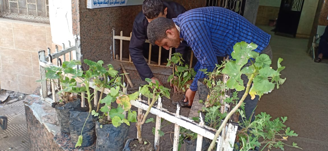 حزب العدل بالقليوبية يواصل مبادرة التشجير.. ويقوم بزراعة أحواض عيادات التأمين الصحى ببنها واصل حزب العدل بمحافظة القليوبية، مبادرة زراعة وتشجير الوحدات والمؤسسات الحكومية ببنها، ويأتي ذلك ايمانا بالدور المجتمعي نحو التنمية الاجتماعية ومشاركة المؤسسات الحكومية في الوعي البيئي لزيادة الرئة الخضراء وتحسين البيئة المحيطة بالمواطنين. وأوضح وائل جمال امين العلاقات العامة والمراسم بالمحافظة ان تشجير العيادة الشاملة للتأمين الصحي أتت بعد تشجير الوحدة الاجتماعية بقرية الرملة، مضيفا انه جاري جاري زراعة وتشجير عدت أماكن أخرى. واكدت الهام السيد أمين عام محافظة القليوبية، أن مبادرة التشجير مقيمة بشكل تطوعي كامل من حزب العدل ايمانا بالدور المجتمعي للحزب نحو البيئة، حيث للزراعة والاشجار أهمية كبيرة في تحسين المناخ وتوفير الأكسجين وامتصاصها العناصر الضارة، كما انها تحسن الشكل الجمالي للبيئة المحيطة بالمواطنين. واضافت الهام السيد اننا علينا ندرك أهمية الشكل الجمالي للبيئة ومدى تأثيرها علي الانسان، موضحة انه يجب تشجيع المواطنين على تبنى بعض العادات التى تساعد فى الحفاظ على البيئة، وتعزيز فكرة عودة الاهتمام بالطبيعة مرة اخرى، وذلك من خلال التوعية بالحفاظ على جمال البيئة، ومعرفة جميع الطرق والنصائح التى تجعل الإنسان صديقًا للبيئة. وانطلاقًا من الدور المجتمعي لحزب العدل، أكدت حزب العدل بالقليوبية عن وضع خطة عمل وفعاليات للفترة القادمة، ضمن المشاركة المجتمعية.