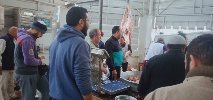 انطلقت صباح اليوم فعاليات مبادرة محاربة الغلاء لبيع اللحوم البلدية بسعر ١٧٠ جنيه للكيلو تنفيذا لتوجيهات الرئيس عبد الفتاح السيسي رئيس الجمهورية وتوجيهات اللواء عبد الحميد الهجان محافظ القليوبية وتعليمات المحاسب محمد عبد الحميد مرعى رئيس مدينة ومركز بنها. حيث قامت جمعية أحباب الصحابة الخيرية بمنطقة اتريب وعزبة المربع ببنها بذبح ٢ عجل بلدى اليوم الخميس وبيع اللحوم بأسعار تتناسب مع المواطن البسيط . وقال الدكتور محمود صبحى زايد رئيس الجمعية أنه تم إطلاق المبادرة تماشيا مع توجهات الدولة وتوجيهات الرئيس عبد الفتاح السيسي رئيس الجمهورية برفع المعاناة عن كاهل المواطن البسيط وبيع السلع بأسعار تتناسب مع ظروفه، حيث تم شراء عجلين وبيعهم بمشاركة فريق من المتطوعين وسط حالة من الرضا من المواطنين. واضاف خالد ابو حسن الامبن العام للجمعية أن المبادرة مستمرة حتى آخر أيام شهر رمضان المبارك في إطار تأكيدات الرئيس وتوجهات الحكومة لمساعدة المواطنين البسطاء.