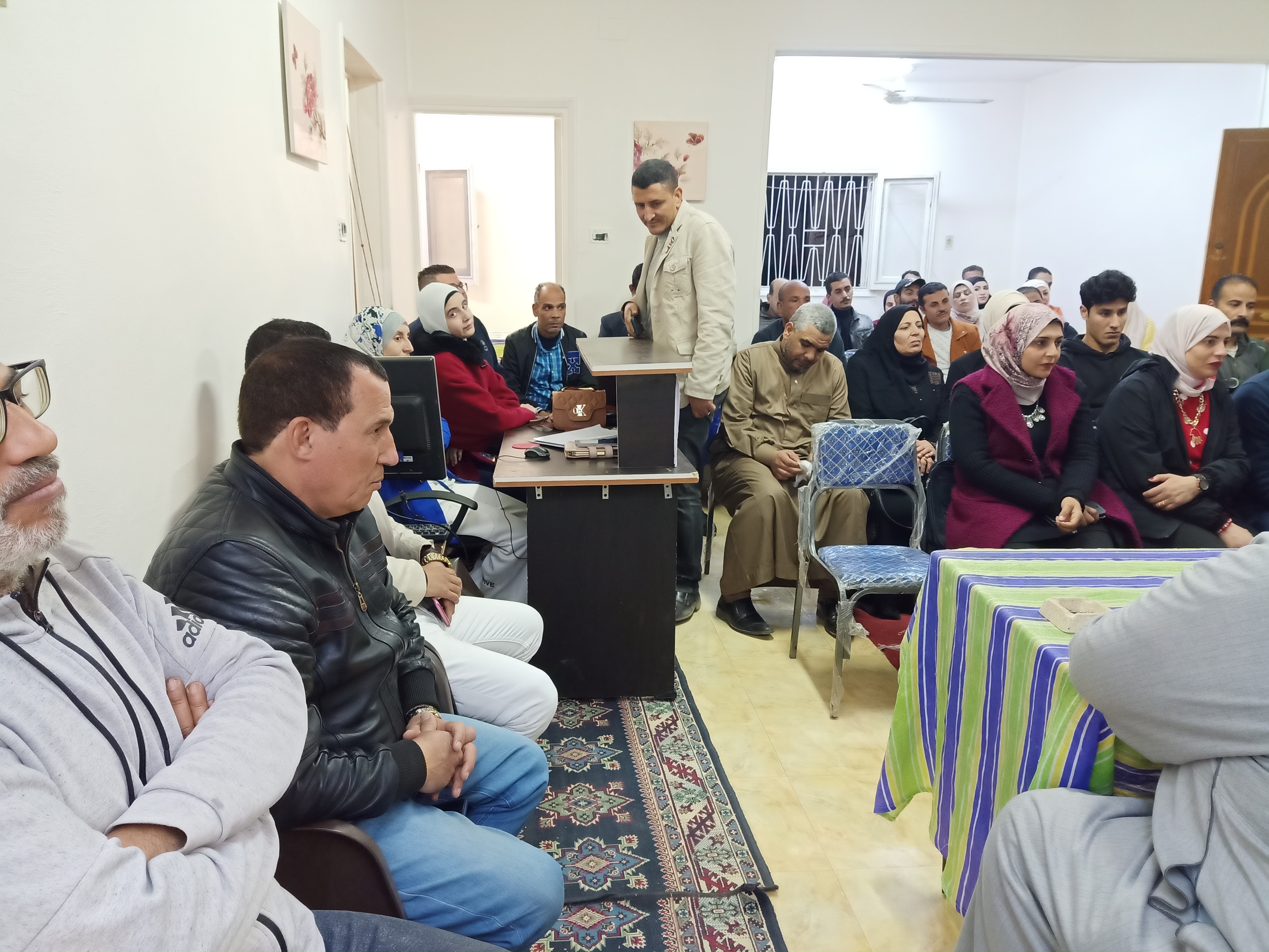 بحضور نائب رئيس الحزب والأمين العام .. لقاء مفتوح مع أعضاء أمانة القليوبية

عقد حزب العدل – أمانة القليوبية جلسة نقاشية مفتوحة، هى الأولى لأمانة محافظة القليوبية بمقر الأمانة ببنها.

وقدم النائب أحمد القناوي عضو مجلس الشيوخ ونائب رئيس الحزب، خلال الجلسة تعريفا بحزب العدل، ونشأته وكيفية عمله، موضحاً أن الحزب يعمل على توثيق التأريخ الحقيقي لنشأة الحزب على مواقع الإنترنت، خاصة الموسوعة الحرة "ويكبيديا" التي تضع أخبارا مغلوطة عن الحزب؛ وذلك حتى يتسنى للجمهور الاطلاع على تلك التجربة السياسية، ونشر الصورة الحقيقية.

من جانبه قال عبد العزيز الشناوي أمين عام الحزب، إن "العدل" هو حزب الكيف وليس الكم، وإنه يسير بآليات حزبية علمية حقيقية، وإن الاهتمام ينصب على اختيار كوادر قوية تستطيع أن تبني وطن، وتساعد المواطن، وتشارك في بناء دولة مدنية ديموقراطية عادلة تحقق المساواة والمواطنة. 

فيما قالت إلهام السيد، أمين الحزب بالقليوبية إن افتتاح مقر القليوبية يأتي في ضوء توجهات الحزب وخطته في الانتشار والتوسع بكافة أقسام ومراكز محافظة المحافظة، لتكون حلقة الوصل بين الحزب والمواطنين والاستماع لمقترحاتهم، والشكاوى المقدمة منهم؛ للعمل على حلها بالتنسيق مع الجهات الحكومية المختلفة لتكون تلك المقرات بمثابة مكاتب تقدم كل الخدمات للمواطنين.

في ذات السياق، صرح أحمد الغنام أمين المتابعة والتقييم المركزي بالحزب أنه تم استحداث مكتب لخدمة المواطنين بمقر القليوبية، وذلك لتلقي شكاوى وطلبات المواطنين للعمل علي حلها من خلال نواب الحزب الثلاثة، مضيفا أن أي نائب بالحزب ليس نائبا لدائرته فقط بل هو نائب الشعب بأكمله، وهذا ما نسعى إليه، وأن المواطن هو الأولوية قبل كل شيء.

من ناحيته تطرق علي مهران أمين العمل الجماهيري بالحزب، إلى أهمية مشاركة المواطن في الحياة السياسية والاجتماعية والاقتصادية من خلال حزب سياسي، وأن قوة الحزب تكمن في قوة أعضائه أولا وليس العكس، موكدا على أن الهدف السامي والحقيقي للحزب هو كيفية ضمان حياة كريمة للمواطن.

واختتم وليد عبد المنعم عضو هيئة مكتب الحزب بالقليوبية، قائلاً إن هدف الحزب هو العمل على حل مشكلات المواطنين كأولوية بعيدا عن الوصول إلى المقاعد، مضيفا أن القليوبية سوف تكون من أهم أمانات الحزب خلال الفترة القادمة، وأن اجتماع اليوم هو بمثابة التعرف ودمج الأعضاء الجدد، من خلال تعريفهم بماهيه حزب العدل وتبادل الأفكار وطرح المواضيع الهامة التي سوف تسير عليها الأمانة، لتحقيقها في هذه الفترة، موضحا أنه خلال أقل من شهر سوف يكون هناك حدث قوي سيحضره نواب الحزب وقياداته وبعض قيادات التيار المدني بأكمله.

شهد الحضور أيضا حسين هريدي، مساعد رئيس الحزب، وأبانوب جمال، مساعد أمين التخطيط بالحزب، وعدد من قيادات الحزب بالقليوبية.

#حزب_العدل
#العدل_هو_الأمل
#صوت_الطبقة_المتوسطة