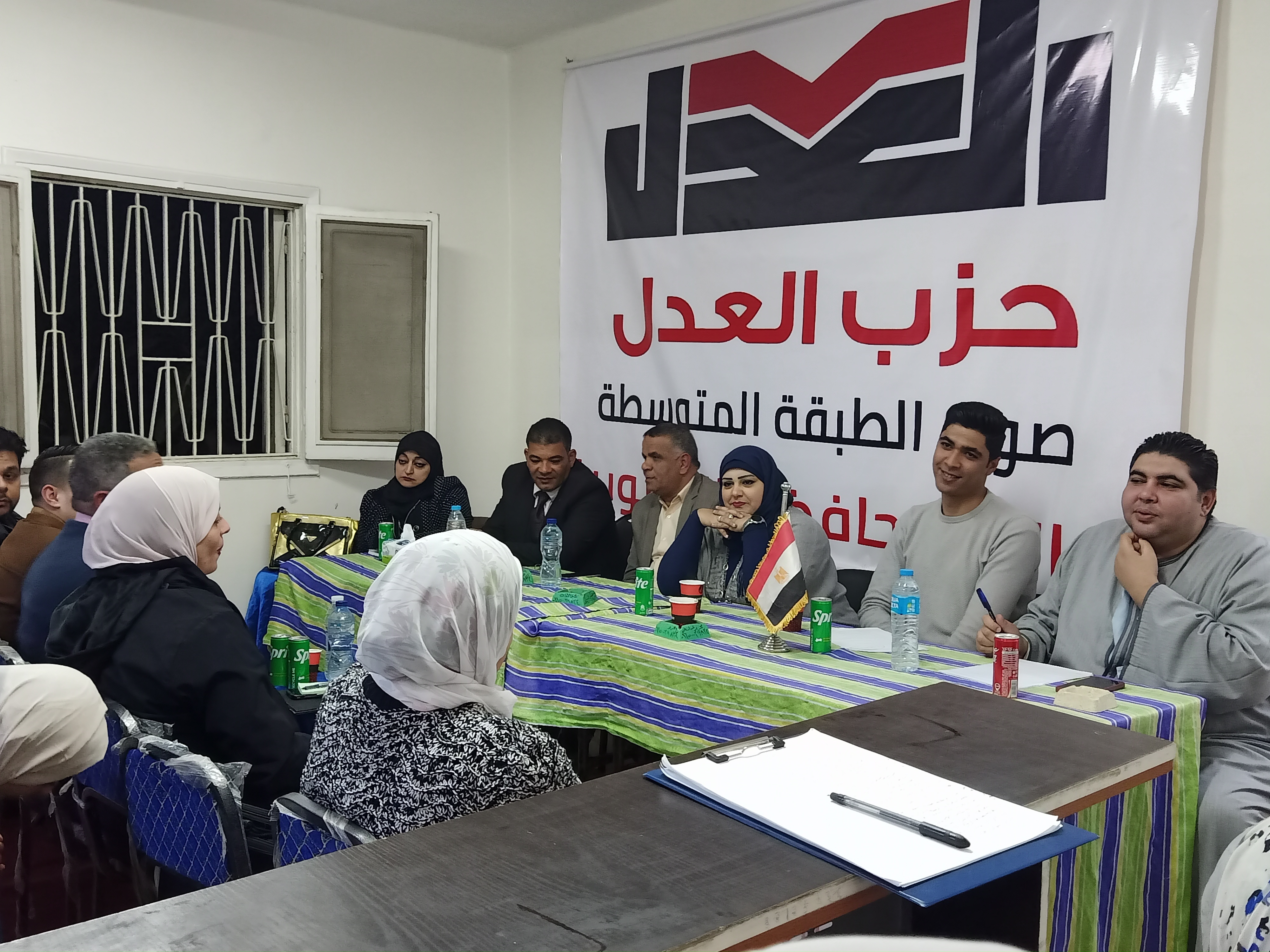 بحضور نائب رئيس الحزب والأمين العام .. لقاء مفتوح مع أعضاء أمانة القليوبية

عقد حزب العدل – أمانة القليوبية جلسة نقاشية مفتوحة، هى الأولى لأمانة محافظة القليوبية بمقر الأمانة ببنها.

وقدم النائب أحمد القناوي عضو مجلس الشيوخ ونائب رئيس الحزب، خلال الجلسة تعريفا بحزب العدل، ونشأته وكيفية عمله، موضحاً أن الحزب يعمل على توثيق التأريخ الحقيقي لنشأة الحزب على مواقع الإنترنت، خاصة الموسوعة الحرة "ويكبيديا" التي تضع أخبارا مغلوطة عن الحزب؛ وذلك حتى يتسنى للجمهور الاطلاع على تلك التجربة السياسية، ونشر الصورة الحقيقية.

من جانبه قال عبد العزيز الشناوي أمين عام الحزب، إن "العدل" هو حزب الكيف وليس الكم، وإنه يسير بآليات حزبية علمية حقيقية، وإن الاهتمام ينصب على اختيار كوادر قوية تستطيع أن تبني وطن، وتساعد المواطن، وتشارك في بناء دولة مدنية ديموقراطية عادلة تحقق المساواة والمواطنة. 

فيما قالت إلهام السيد، أمين الحزب بالقليوبية إن افتتاح مقر القليوبية يأتي في ضوء توجهات الحزب وخطته في الانتشار والتوسع بكافة أقسام ومراكز محافظة المحافظة، لتكون حلقة الوصل بين الحزب والمواطنين والاستماع لمقترحاتهم، والشكاوى المقدمة منهم؛ للعمل على حلها بالتنسيق مع الجهات الحكومية المختلفة لتكون تلك المقرات بمثابة مكاتب تقدم كل الخدمات للمواطنين.

في ذات السياق، صرح أحمد الغنام أمين المتابعة والتقييم المركزي بالحزب أنه تم استحداث مكتب لخدمة المواطنين بمقر القليوبية، وذلك لتلقي شكاوى وطلبات المواطنين للعمل علي حلها من خلال نواب الحزب الثلاثة، مضيفا أن أي نائب بالحزب ليس نائبا لدائرته فقط بل هو نائب الشعب بأكمله، وهذا ما نسعى إليه، وأن المواطن هو الأولوية قبل كل شيء.

من ناحيته تطرق علي مهران أمين العمل الجماهيري بالحزب، إلى أهمية مشاركة المواطن في الحياة السياسية والاجتماعية والاقتصادية من خلال حزب سياسي، وأن قوة الحزب تكمن في قوة أعضائه أولا وليس العكس، موكدا على أن الهدف السامي والحقيقي للحزب هو كيفية ضمان حياة كريمة للمواطن.

واختتم وليد عبد المنعم عضو هيئة مكتب الحزب بالقليوبية، قائلاً إن هدف الحزب هو العمل على حل مشكلات المواطنين كأولوية بعيدا عن الوصول إلى المقاعد، مضيفا أن القليوبية سوف تكون من أهم أمانات الحزب خلال الفترة القادمة، وأن اجتماع اليوم هو بمثابة التعرف ودمج الأعضاء الجدد، من خلال تعريفهم بماهيه حزب العدل وتبادل الأفكار وطرح المواضيع الهامة التي سوف تسير عليها الأمانة، لتحقيقها في هذه الفترة، موضحا أنه خلال أقل من شهر سوف يكون هناك حدث قوي سيحضره نواب الحزب وقياداته وبعض قيادات التيار المدني بأكمله.

شهد الحضور أيضا حسين هريدي، مساعد رئيس الحزب، وأبانوب جمال، مساعد أمين التخطيط بالحزب، وعدد من قيادات الحزب بالقليوبية.

#حزب_العدل
#العدل_هو_الأمل
#صوت_الطبقة_المتوسطة