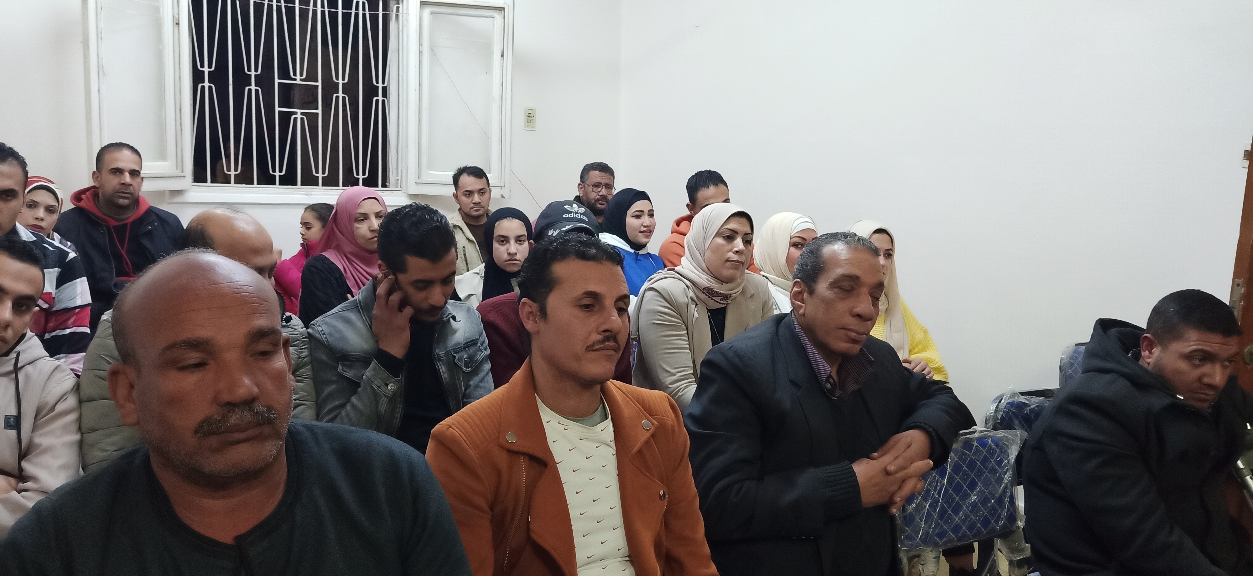 بحضور نائب رئيس الحزب والأمين العام .. لقاء مفتوح مع أعضاء أمانة القليوبية

عقد حزب العدل – أمانة القليوبية جلسة نقاشية مفتوحة، هى الأولى لأمانة محافظة القليوبية بمقر الأمانة ببنها.

وقدم النائب أحمد القناوي عضو مجلس الشيوخ ونائب رئيس الحزب، خلال الجلسة تعريفا بحزب العدل، ونشأته وكيفية عمله، موضحاً أن الحزب يعمل على توثيق التأريخ الحقيقي لنشأة الحزب على مواقع الإنترنت، خاصة الموسوعة الحرة "ويكبيديا" التي تضع أخبارا مغلوطة عن الحزب؛ وذلك حتى يتسنى للجمهور الاطلاع على تلك التجربة السياسية، ونشر الصورة الحقيقية.

من جانبه قال عبد العزيز الشناوي أمين عام الحزب، إن "العدل" هو حزب الكيف وليس الكم، وإنه يسير بآليات حزبية علمية حقيقية، وإن الاهتمام ينصب على اختيار كوادر قوية تستطيع أن تبني وطن، وتساعد المواطن، وتشارك في بناء دولة مدنية ديموقراطية عادلة تحقق المساواة والمواطنة. 

فيما قالت إلهام السيد، أمين الحزب بالقليوبية إن افتتاح مقر القليوبية يأتي في ضوء توجهات الحزب وخطته في الانتشار والتوسع بكافة أقسام ومراكز محافظة المحافظة، لتكون حلقة الوصل بين الحزب والمواطنين والاستماع لمقترحاتهم، والشكاوى المقدمة منهم؛ للعمل على حلها بالتنسيق مع الجهات الحكومية المختلفة لتكون تلك المقرات بمثابة مكاتب تقدم كل الخدمات للمواطنين.

في ذات السياق، صرح أحمد الغنام أمين المتابعة والتقييم المركزي بالحزب أنه تم استحداث مكتب لخدمة المواطنين بمقر القليوبية، وذلك لتلقي شكاوى وطلبات المواطنين للعمل علي حلها من خلال نواب الحزب الثلاثة، مضيفا أن أي نائب بالحزب ليس نائبا لدائرته فقط بل هو نائب الشعب بأكمله، وهذا ما نسعى إليه، وأن المواطن هو الأولوية قبل كل شيء.

من ناحيته تطرق علي مهران أمين العمل الجماهيري بالحزب، إلى أهمية مشاركة المواطن في الحياة السياسية والاجتماعية والاقتصادية من خلال حزب سياسي، وأن قوة الحزب تكمن في قوة أعضائه أولا وليس العكس، موكدا على أن الهدف السامي والحقيقي للحزب هو كيفية ضمان حياة كريمة للمواطن.

واختتم وليد عبد المنعم عضو هيئة مكتب الحزب بالقليوبية، قائلاً إن هدف الحزب هو العمل على حل مشكلات المواطنين كأولوية بعيدا عن الوصول إلى المقاعد، مضيفا أن القليوبية سوف تكون من أهم أمانات الحزب خلال الفترة القادمة، وأن اجتماع اليوم هو بمثابة التعرف ودمج الأعضاء الجدد، من خلال تعريفهم بماهيه حزب العدل وتبادل الأفكار وطرح المواضيع الهامة التي سوف تسير عليها الأمانة، لتحقيقها في هذه الفترة، موضحا أنه خلال أقل من شهر سوف يكون هناك حدث قوي سيحضره نواب الحزب وقياداته وبعض قيادات التيار المدني بأكمله.

شهد الحضور أيضا حسين هريدي، مساعد رئيس الحزب، وأبانوب جمال، مساعد أمين التخطيط بالحزب، وعدد من قيادات الحزب بالقليوبية.

#حزب_العدل
#العدل_هو_الأمل
#صوت_الطبقة_المتوسطة