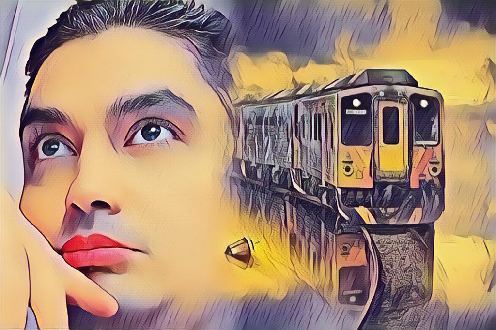 كتب: أحمد رأفت اثناء رحلتي الى منزلي وعند استقلالي للقطار البسيط، قطار الغلابة كما نطلق عليه نحن ركاب القطار، والذى يحمل الكثير والكثير من الالام والهموم اكثر من مجرد وسيلة نقل تحمل ركاباً. وأنا جالساً وسط مجموعة متنوعة من فئات المجتمع البسيط، ما بين موظف كادح مثقل بالتعب ويحمل على عاتقيه الكثير من الاعباء. وما بين سيدة بسيطة تستيقظ من نومها فجرا لتحصد ثمار ارضها وتقوم بتعبئته والخروج مبكرا تاركه خلفها اطفال ايتام ينتظرون عودتها في نهاية اليوم لتائتي ببضع الجنيهات وتحمل معها لابناءها حلوى البسطاء (العسلية) وهي اكتر المنتجات رواجا فى القطارات واقلها سعراً لكى تستطيع ادخال السعاده على ابناءها. وهنا ايضا بالقطار يستلقى رجلاً مسناً يرتدى نظارة عفا عليها الزمن يلصمها بالشريط اللاصق ويتعكز على عجازه القديم الذى كانت تملئه النقوش ومحيت معالمه مع الزمن، وكان الرجل جالساً ينظر حوله يتفحص الوجوه وكأنه يبحث فيها عن عزيز،، عن ابن غير بار ترك والده يتخبط مع الزمن وسنواته او عن ابنة تزوجت ولم تعد تهتم او تتذكر اهلها، كانت نظرات الرجل تحمل شعورا مختلفة مالين نظرات اشتياق ونظرات حصرات وألم وعينه منطفئه وكأنة سئم الحياة وينتظر وصوله لاخر محطة بحياته وليس وصول القطار للمحطة فحسب. واخيرا الشاب مفتول العضلات المزارع القوى صاحب الفكر الحديث كما يعتقد فى طيات تفكيره والذى غادر ارضه وترك بيته البسيط وخاض معركة المدينة، واندرج وسط اهلها وعاش فيها كالغريب يصحو ليذهب لعمله ويعود لياكل وينام وفى نهاية كل اسبوع يعود الفتى المغوار لقريته ليجلس على المقاهي ويحكى عن احلام كان يتمنى تحقيقها، ويروي عن حياه الرفاهية والخروج والتنزه التى حرم منها حتى يتسنى له توفير متطلبات منزله واولاده عائدا لهم وهو مثقول الكتفين من حرب ذهنية وبدنية خاضها لمده اسبوع متواصل، ولا أخفى عليكم اننى من تلك الفئة البسيطه التى تحمل الكثير والكثير من الآلام لذلك أستطيع ان التمس شعور غالب المستقلين للقطار. كنت انظر اليهم ملتمساً قلوبهم وأكاد أسمع تنهيد صدورهم تنفيسا عن مافي داخلهم، ويرتسم على وجهى ابتسامه، ابتسامة خجل منهم وعليهم. وهنا بدء حواراً دار بكلمة مابين تلك الشخصيات، عندما تحدث العجوز المثقف بعد فقدان الأمل فى البحث عن المجهول، عندما بدء بحديث كان الهدف منه استخراج الابتسامات من تلك الوجوه التى طمست معالمها بسبب الهم والحزن والشقاء، حديث يظهر أنه شيق لهؤلاء الشخصيات. يقول الرجل أن هناك جزار فى مدينة نصر وهي إحدى مدن القاهرة موضحا لهم أنها تعتبر مدينة يسكنها فئة أعلى بسيطا من مناطق الغلابة ويسكنها أغنياء، متابعاً أن هذا الجزار كان يذبح الحمير ويبيع لحومها للناس، وسرعان ما ألتفت الركاب للنظر بإهتمام حول حديث الرجل لاستكمال الحكاية وسط اندهاش الجالسين، وهم يحوقلون ويستغفرون الله من فعل الغش والخيانة،  وامتلكهم شعور بالرضا وبالتوكل يحمل في طياته اليقين بأن الله عظيم وأنه دائما مع الفقراء ليجعل الله لهم من الأكل والشرب والملبس ما هو حلال بين يبعد عنهم برحمته جشع تلك الجزارين. وهنا ردت سيدة بسيطة وهي أم لأطفال أيتام تتحدث ببساطة المرأة المصرية الأصيلة وحمدت الله قائلة؛ أننا والحمد لله لم نتذوق اللحوم منذ شهور.... وهنا تلاشت ابتسامتي وتغيرت معالم وجهى حزنا على كلماتها البسيطة التى كادت ان تقتلني حزنا على حالها وهي تتحدث بنبارات الحسرة في صوتها. وعم الصمت للحظة وبحكمة كبار السن تحدث العجوز ثانية ليخرج تلك السيدة ولو لانتهاء الرحلة حتى تصل لمحطة النزول ليغير من الحاله التى تملكتها عندما تقلبت عليها الالام. ليخرج العجوز بكلماته الضاحكة ويقول اننا جميعاً اكلنا من لحوم الحمير . وما بين تلك الاحاديث التى يتخللها البسمة البسيطة تارة والحزن تارة على ما نحن فيه. الا وهناك من ينظر من شباك القطار ويسرح فيما ينتظره بمنزله عيناه تترقب الطريق يتلفت من لحظة لأخرى ويرسم على وجهه إبتسامة على ما يسمعه منا وتعود انظاره للخارج تائهة حائرة وكأن نفسه تحدثه اننا نقترب وتزداد ملامحه قلقا مع اقتراب الوصول وكأنه يهرب من ما ينتظره، كابن ينتظر مصروفات دراسية، او ابنة تنتظر الاب العائد من رحله كفاحه فى عمله ليشترى لها الملابس الجديدة، أو زوجة هى تعلم ما به ولكن ما بيدها حيلة لطلب الاقساط المتأخرة من جهاز ابنتها الكبرى أو غير ذلك. ومر الوقت بطيئا وزالت ابتسامتي وازداد استيائى وتملك الحزن قلبى على رحلة اخوضها كل يوم ولكن ولاول مرة أشعر بثقل تلك الرحلة لما فيها من الآلام، وتباطئت نبضات قلبي وكادت ان تتلاشى نبضه تلو الاخرى كنبض من حولى من الركاب. نبض الغلابه .... وهنا وصلت لمحطة النزول تاركا خلفي بسطاء الوطن الذين لا يحملون فى قلوبهم ضغينه وان كل ما يجمع بينهم هو نبض القلوب تابعونا في سلسلة نبض الغلابة .. يرويها من الواقع: أحمد رأفت