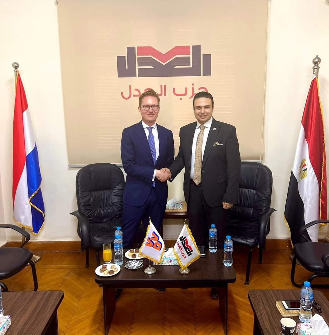 استقبل النائب عبد المنعم إمام عضو مجلس النواب رئيس حزب العدل، أمس الأربعاء، بمقر الهيئة البرلمانية لحزب العدل، كلا من لينارد سالمنك عضو المجلس الوطني وسكرتير العلاقات الدولية بحزب الشعب من أجل الحرية والديمقراطية الهولندي "VVD"، وباس فان دن برج مسؤول العلاقات الدولية، للتعرف على الحزب وبحث سبل التعاون المشترك. استهل اللقاء بترحيب رئيس حزب العدل بالوفد الهولندي، وتعريفهم برؤية ورسالة حزب العدل وإيديولوجيته الليبرالية الاجتماعية، والملفات المهمة التي يولي لها الحزب الاهتمام، كما أشار إلى أن الحزب يسعى إلى أن يكون فاعلا في العملية السياسية واستقطاب كوادر حزبية وخبرات وطنية في كل المجالات، قادرة علي تنفيذ رؤيته وتحقيق أهدافه.  من جانبه، أثنى لينارد سالمنك على برامج حزب العدل وتجربته الحزبية، وأعرب عن رغبة حزبه في مد جسور التعاون وبناء تفاهمات وشراكات مع حزب العدل، لما بينهما من قواسم مشتركة عديدة تنطلق من توجههم الليبرالي .  كما تطرق كل من النائب أحمد قناوي عضو مجلس الشيوخ نائب رئيس الحزب، وأحمد السيد أمين العلاقات الخارجية بالحزب، إلى أهم القضايا المحلية والدولية التي يوليها الحزب اهتمامه. حضر اللقاء مصطفى فاروق نائب أمين العلاقات الخارجية، وأحمد رأفت ومحمد حافظ ونور خالد أعضاء أمانة العلاقات الخارجية، والمكتب الفني لحزب العدل. جدير بالذكر أن حزب الشعب من أجل الحرية والديمقراطية "VVD" هو الحزب الليبرالي الرائد في هولندا، وزعيمه مارك روته رئيس وزراء هولندا منذ عام ٢٠١٠. كما أن الحزب هو عضو فعال ومؤثر في تحالف "الليبراليين والديمقراطيين من أجل أوروبا"، ولديه شراكات مع مؤسسات دولية عدة مثل شبكة الليبرالية الدولية.