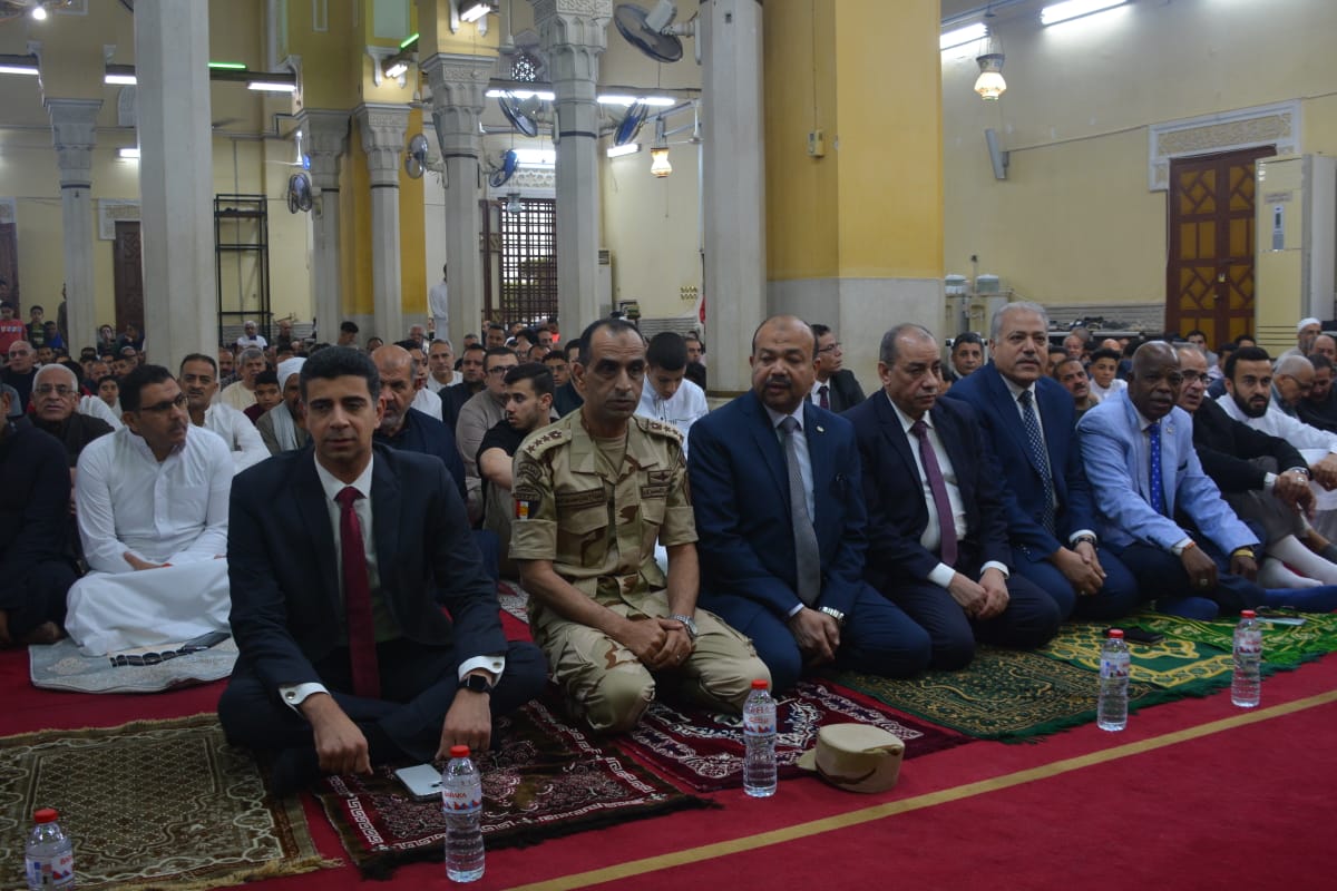 وسط فرحة كبيرة من المواطنين أدى عبد الحميد الهجان محافظ القليوبية صلاة عيد الفطر المبارك بمسجد ناصر بمدينة بنها بحضور الدكتور جمال سوسة رئيس جامعة بنها، والدكتور سمير حماد نائب المحافظ، واللواء عمرو ابو راية نائب مدير امن القليوبية، واعضاء مجلس النواب والشيوخ، واللواء عبد الله عاشور السكرتير العام المساعد والعميد أ.ح/طارق عبد المعطى المستشار العسكري بالقليوبية، والشيخ صفوت أبو السعود وكيل وزارة الأوقاف، والدكتور خالد الخطيب وكيل وزارة الصحة، والدكتور جمال سلامة رئيس هيئة التامين الصحى بالقليوبية، وعيد عبد الله وكيل وزارة التموين، والمحاسب محمد مرعي رئيس مدينة بنها وعدد من القيادات التنفيذية والأمنية والشعبية بالمحافظة.  وألقى إمام المسجد الخطبة مهنئا جموع المصلين بعيد الفطر المبارك داعياً المولى عز وجل أن يتقبل منا الصيام والقيام و قراءة القرآن الكريم والعبادات التي تقرب بها المسلمون إلى الله طيلة أيام شهر رمضان المبارك، مشيراً إلى أن شمس يوم عيد الفطر المبارك قد أشرقت ببهجتها وفرحتها على العالم أجمع بالخير واليمن والبركات، فيوم العيد يوم الجائزة للصائمين، كما تناولت الخطبة التأكيد على توطيد وتقوية العلاقات الاجتماعية من خلال التوسعة على الأهل والأبناء والحرص على إدخال البهجة والسرور على الناس جميعا وخاصة الفقراء واليتامى والمساكين وذوي الحاج. ومن جانبه، قدم محافظ القليوبية التهنئة للسيد الرئيس عبدالفتاح السيسى رئيس الجمهورية ولجميع أهالي وأبناء المحافظة، معرباً عن سعادته بالتراحم والمودة بين المواطنين، وتجمعهم من أجل إعلاء كلمة واحدة وإقامة شعيرة مباركة، داعيا المولى عزوجل أن يعيد هذه الأيام على أمتنا الإسلامية ومصرنا الغالية بالخير واليمن والبركات . وقام المحافظ بجولة تفقدية على كورنيش النيل بمدينة بنها لتقديم التهنئة لأبناء المحافظة حيث قام الهجان بتوزيع الورد وتبادل الصور التذكارية مع المواطنين وقد أعرب المواطنين عن سعادتهم لتواجد المحافظ بينهم وحرصه على التقاط الصور التذكارية للتهنئة بالعيد .