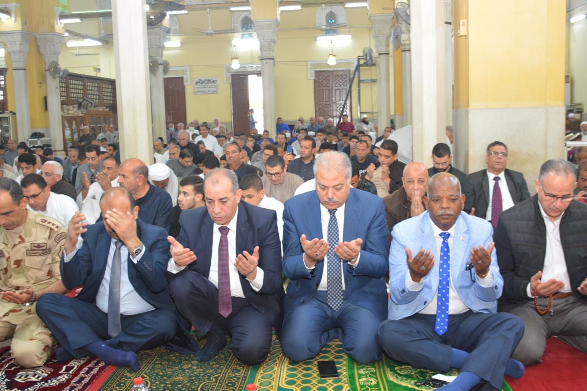 وسط فرحة كبيرة من المواطنين أدى عبد الحميد الهجان محافظ القليوبية صلاة عيد الفطر المبارك بمسجد ناصر بمدينة بنها بحضور الدكتور جمال سوسة رئيس جامعة بنها، والدكتور سمير حماد نائب المحافظ، واللواء عمرو ابو راية نائب مدير امن القليوبية، واعضاء مجلس النواب والشيوخ، واللواء عبد الله عاشور السكرتير العام المساعد والعميد أ.ح/طارق عبد المعطى المستشار العسكري بالقليوبية، والشيخ صفوت أبو السعود وكيل وزارة الأوقاف، والدكتور خالد الخطيب وكيل وزارة الصحة، والدكتور جمال سلامة رئيس هيئة التامين الصحى بالقليوبية، وعيد عبد الله وكيل وزارة التموين، والمحاسب محمد مرعي رئيس مدينة بنها وعدد من القيادات التنفيذية والأمنية والشعبية بالمحافظة.  وألقى إمام المسجد الخطبة مهنئا جموع المصلين بعيد الفطر المبارك داعياً المولى عز وجل أن يتقبل منا الصيام والقيام و قراءة القرآن الكريم والعبادات التي تقرب بها المسلمون إلى الله طيلة أيام شهر رمضان المبارك، مشيراً إلى أن شمس يوم عيد الفطر المبارك قد أشرقت ببهجتها وفرحتها على العالم أجمع بالخير واليمن والبركات، فيوم العيد يوم الجائزة للصائمين، كما تناولت الخطبة التأكيد على توطيد وتقوية العلاقات الاجتماعية من خلال التوسعة على الأهل والأبناء والحرص على إدخال البهجة والسرور على الناس جميعا وخاصة الفقراء واليتامى والمساكين وذوي الحاج. ومن جانبه، قدم محافظ القليوبية التهنئة للسيد الرئيس عبدالفتاح السيسى رئيس الجمهورية ولجميع أهالي وأبناء المحافظة، معرباً عن سعادته بالتراحم والمودة بين المواطنين، وتجمعهم من أجل إعلاء كلمة واحدة وإقامة شعيرة مباركة، داعيا المولى عزوجل أن يعيد هذه الأيام على أمتنا الإسلامية ومصرنا الغالية بالخير واليمن والبركات . وقام المحافظ بجولة تفقدية على كورنيش النيل بمدينة بنها لتقديم التهنئة لأبناء المحافظة حيث قام الهجان بتوزيع الورد وتبادل الصور التذكارية مع المواطنين وقد أعرب المواطنين عن سعادتهم لتواجد المحافظ بينهم وحرصه على التقاط الصور التذكارية للتهنئة بالعيد .