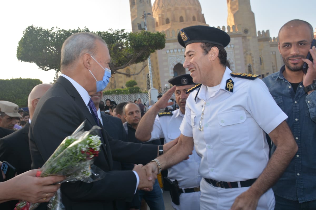 وسط فرحة كبيرة من المواطنين أدى عبد الحميد الهجان محافظ القليوبية صلاة عيد الفطر المبارك بمسجد ناصر بمدينة بنها بحضور الدكتور جمال سوسة رئيس جامعة بنها، والدكتور سمير حماد نائب المحافظ، واللواء عمرو ابو راية نائب مدير امن القليوبية، واعضاء مجلس النواب والشيوخ، واللواء عبد الله عاشور السكرتير العام المساعد والعميد أ.ح/طارق عبد المعطى المستشار العسكري بالقليوبية، والشيخ صفوت أبو السعود وكيل وزارة الأوقاف، والدكتور خالد الخطيب وكيل وزارة الصحة، والدكتور جمال سلامة رئيس هيئة التامين الصحى بالقليوبية، وعيد عبد الله وكيل وزارة التموين، والمحاسب محمد مرعي رئيس مدينة بنها وعدد من القيادات التنفيذية والأمنية والشعبية بالمحافظة.  وألقى إمام المسجد الخطبة مهنئا جموع المصلين بعيد الفطر المبارك داعياً المولى عز وجل أن يتقبل منا الصيام والقيام و قراءة القرآن الكريم والعبادات التي تقرب بها المسلمون إلى الله طيلة أيام شهر رمضان المبارك، مشيراً إلى أن شمس يوم عيد الفطر المبارك قد أشرقت ببهجتها وفرحتها على العالم أجمع بالخير واليمن والبركات، فيوم العيد يوم الجائزة للصائمين، كما تناولت الخطبة التأكيد على توطيد وتقوية العلاقات الاجتماعية من خلال التوسعة على الأهل والأبناء والحرص على إدخال البهجة والسرور على الناس جميعا وخاصة الفقراء واليتامى والمساكين وذوي الحاج. ومن جانبه، قدم محافظ القليوبية التهنئة للسيد الرئيس عبدالفتاح السيسى رئيس الجمهورية ولجميع أهالي وأبناء المحافظة، معرباً عن سعادته بالتراحم والمودة بين المواطنين، وتجمعهم من أجل إعلاء كلمة واحدة وإقامة شعيرة مباركة، داعيا المولى عزوجل أن يعيد هذه الأيام على أمتنا الإسلامية ومصرنا الغالية بالخير واليمن والبركات . وقام المحافظ بجولة تفقدية على كورنيش النيل بمدينة بنها لتقديم التهنئة لأبناء المحافظة حيث قام الهجان بتوزيع الورد وتبادل الصور التذكارية مع المواطنين وقد أعرب المواطنين عن سعادتهم لتواجد المحافظ بينهم وحرصه على التقاط الصور التذكارية للتهنئة بالعيد .
