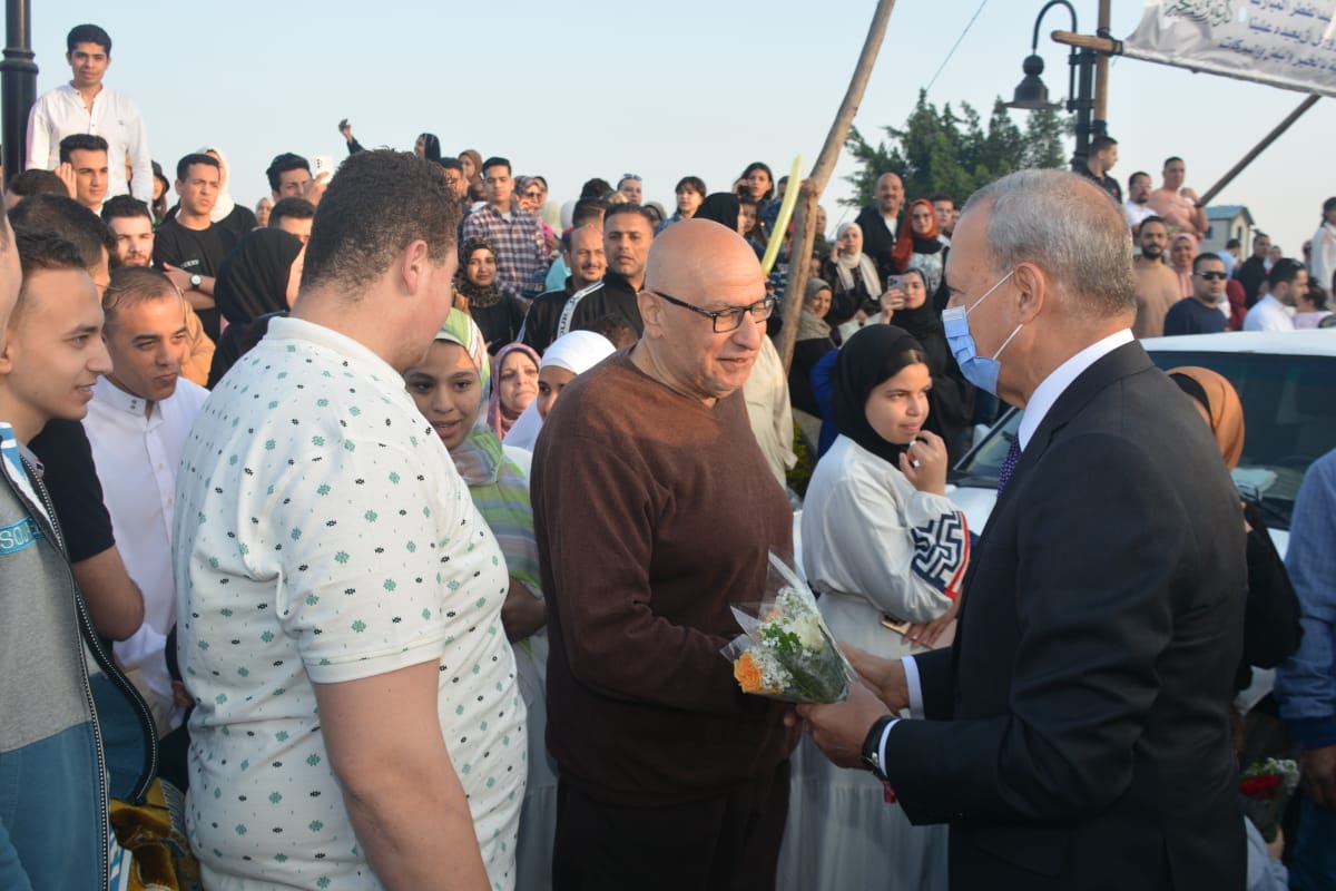 وسط فرحة كبيرة من المواطنين أدى عبد الحميد الهجان محافظ القليوبية صلاة عيد الفطر المبارك بمسجد ناصر بمدينة بنها بحضور الدكتور جمال سوسة رئيس جامعة بنها، والدكتور سمير حماد نائب المحافظ، واللواء عمرو ابو راية نائب مدير امن القليوبية، واعضاء مجلس النواب والشيوخ، واللواء عبد الله عاشور السكرتير العام المساعد والعميد أ.ح/طارق عبد المعطى المستشار العسكري بالقليوبية، والشيخ صفوت أبو السعود وكيل وزارة الأوقاف، والدكتور خالد الخطيب وكيل وزارة الصحة، والدكتور جمال سلامة رئيس هيئة التامين الصحى بالقليوبية، وعيد عبد الله وكيل وزارة التموين، والمحاسب محمد مرعي رئيس مدينة بنها وعدد من القيادات التنفيذية والأمنية والشعبية بالمحافظة.  وألقى إمام المسجد الخطبة مهنئا جموع المصلين بعيد الفطر المبارك داعياً المولى عز وجل أن يتقبل منا الصيام والقيام و قراءة القرآن الكريم والعبادات التي تقرب بها المسلمون إلى الله طيلة أيام شهر رمضان المبارك، مشيراً إلى أن شمس يوم عيد الفطر المبارك قد أشرقت ببهجتها وفرحتها على العالم أجمع بالخير واليمن والبركات، فيوم العيد يوم الجائزة للصائمين، كما تناولت الخطبة التأكيد على توطيد وتقوية العلاقات الاجتماعية من خلال التوسعة على الأهل والأبناء والحرص على إدخال البهجة والسرور على الناس جميعا وخاصة الفقراء واليتامى والمساكين وذوي الحاج. ومن جانبه، قدم محافظ القليوبية التهنئة للسيد الرئيس عبدالفتاح السيسى رئيس الجمهورية ولجميع أهالي وأبناء المحافظة، معرباً عن سعادته بالتراحم والمودة بين المواطنين، وتجمعهم من أجل إعلاء كلمة واحدة وإقامة شعيرة مباركة، داعيا المولى عزوجل أن يعيد هذه الأيام على أمتنا الإسلامية ومصرنا الغالية بالخير واليمن والبركات . وقام المحافظ بجولة تفقدية على كورنيش النيل بمدينة بنها لتقديم التهنئة لأبناء المحافظة حيث قام الهجان بتوزيع الورد وتبادل الصور التذكارية مع المواطنين وقد أعرب المواطنين عن سعادتهم لتواجد المحافظ بينهم وحرصه على التقاط الصور التذكارية للتهنئة بالعيد .