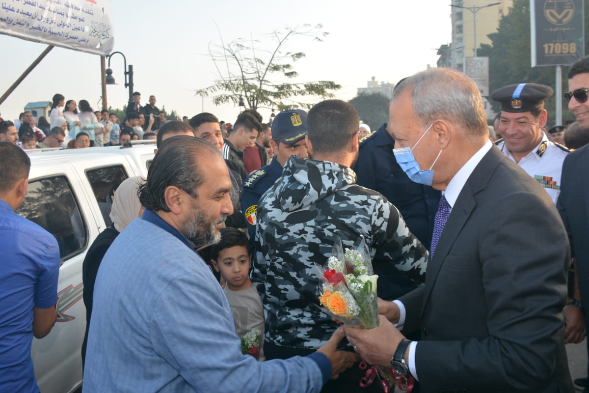 وسط فرحة كبيرة من المواطنين أدى عبد الحميد الهجان محافظ القليوبية صلاة عيد الفطر المبارك بمسجد ناصر بمدينة بنها بحضور الدكتور جمال سوسة رئيس جامعة بنها، والدكتور سمير حماد نائب المحافظ، واللواء عمرو ابو راية نائب مدير امن القليوبية، واعضاء مجلس النواب والشيوخ، واللواء عبد الله عاشور السكرتير العام المساعد والعميد أ.ح/طارق عبد المعطى المستشار العسكري بالقليوبية، والشيخ صفوت أبو السعود وكيل وزارة الأوقاف، والدكتور خالد الخطيب وكيل وزارة الصحة، والدكتور جمال سلامة رئيس هيئة التامين الصحى بالقليوبية، وعيد عبد الله وكيل وزارة التموين، والمحاسب محمد مرعي رئيس مدينة بنها وعدد من القيادات التنفيذية والأمنية والشعبية بالمحافظة.  وألقى إمام المسجد الخطبة مهنئا جموع المصلين بعيد الفطر المبارك داعياً المولى عز وجل أن يتقبل منا الصيام والقيام و قراءة القرآن الكريم والعبادات التي تقرب بها المسلمون إلى الله طيلة أيام شهر رمضان المبارك، مشيراً إلى أن شمس يوم عيد الفطر المبارك قد أشرقت ببهجتها وفرحتها على العالم أجمع بالخير واليمن والبركات، فيوم العيد يوم الجائزة للصائمين، كما تناولت الخطبة التأكيد على توطيد وتقوية العلاقات الاجتماعية من خلال التوسعة على الأهل والأبناء والحرص على إدخال البهجة والسرور على الناس جميعا وخاصة الفقراء واليتامى والمساكين وذوي الحاج. ومن جانبه، قدم محافظ القليوبية التهنئة للسيد الرئيس عبدالفتاح السيسى رئيس الجمهورية ولجميع أهالي وأبناء المحافظة، معرباً عن سعادته بالتراحم والمودة بين المواطنين، وتجمعهم من أجل إعلاء كلمة واحدة وإقامة شعيرة مباركة، داعيا المولى عزوجل أن يعيد هذه الأيام على أمتنا الإسلامية ومصرنا الغالية بالخير واليمن والبركات . وقام المحافظ بجولة تفقدية على كورنيش النيل بمدينة بنها لتقديم التهنئة لأبناء المحافظة حيث قام الهجان بتوزيع الورد وتبادل الصور التذكارية مع المواطنين وقد أعرب المواطنين عن سعادتهم لتواجد المحافظ بينهم وحرصه على التقاط الصور التذكارية للتهنئة بالعيد .
